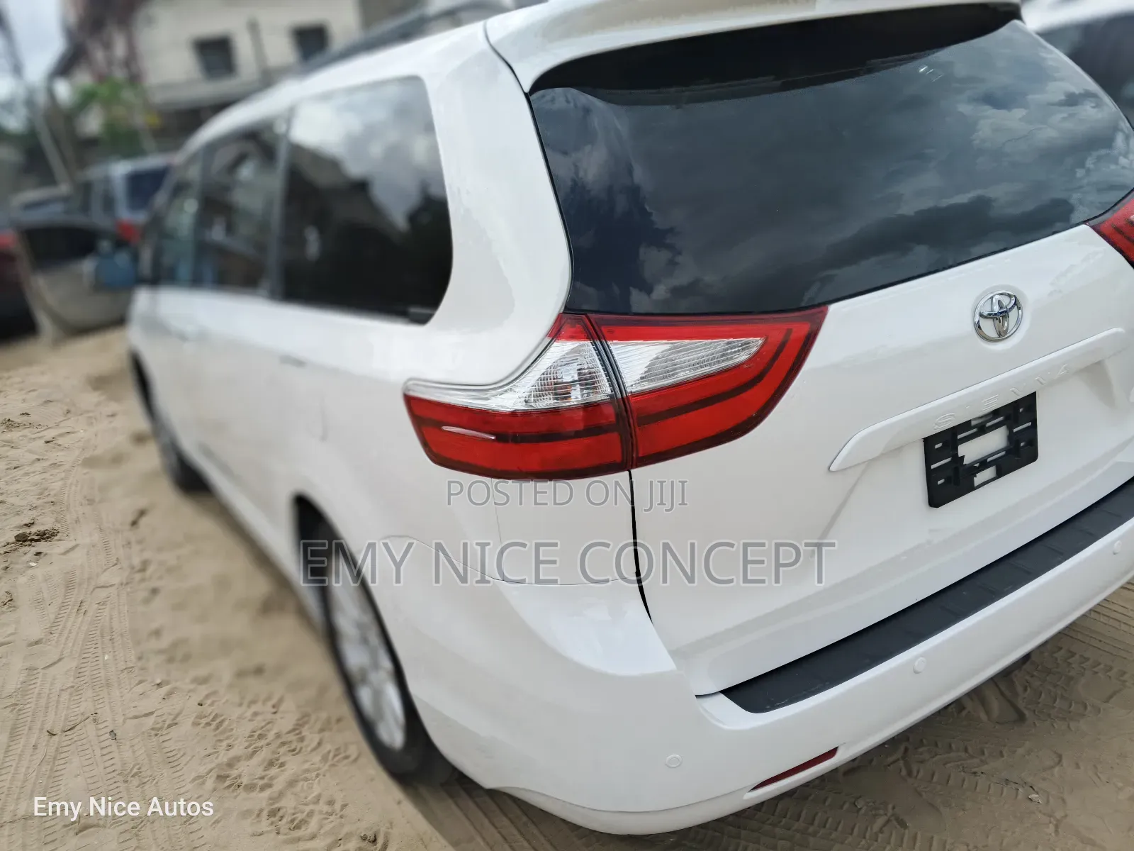 Toyota Sienna XLE 7-Passenger 4dr Minivan AWD (3.5L 6cyl 6A) 2015 White