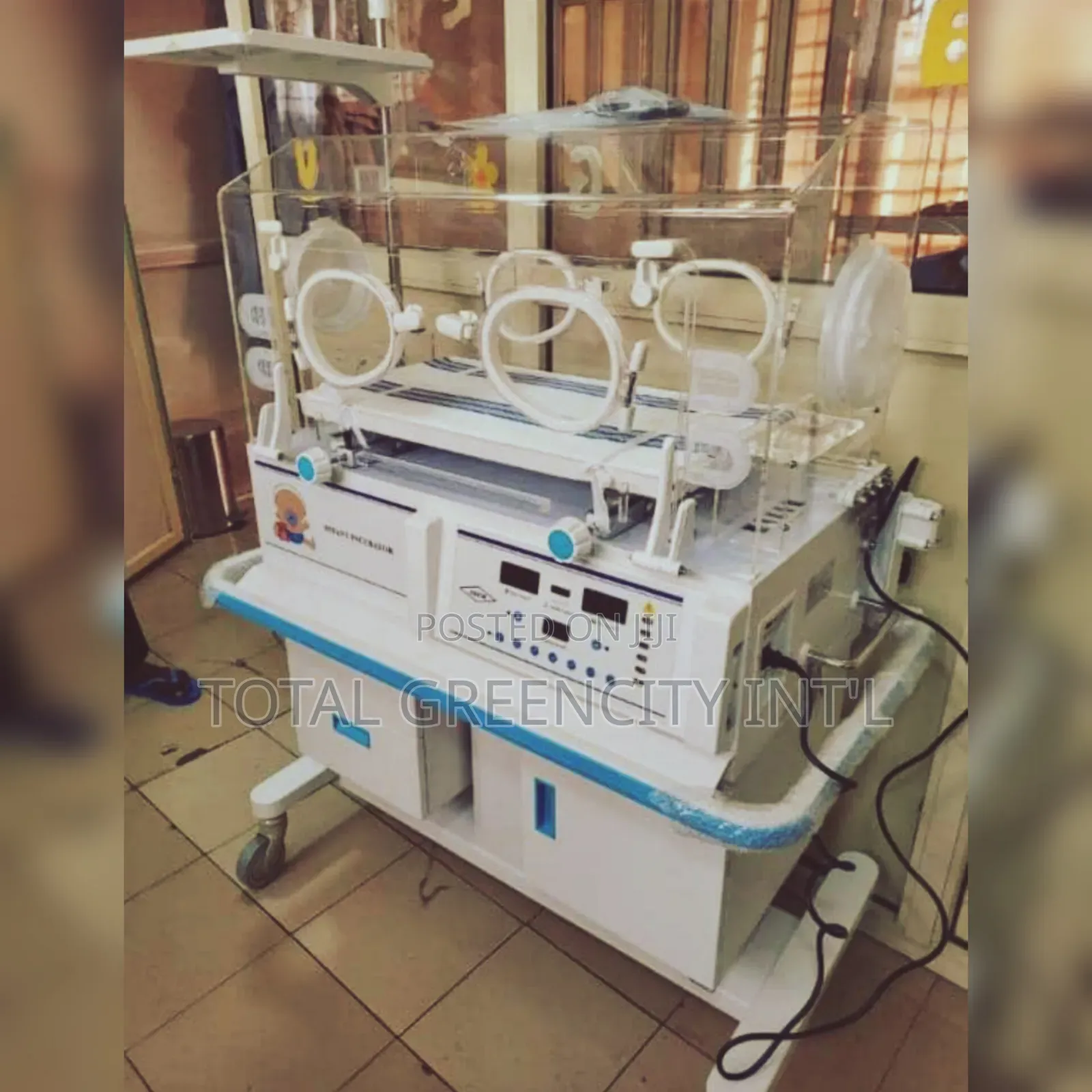 Baby Incubator With Drawers