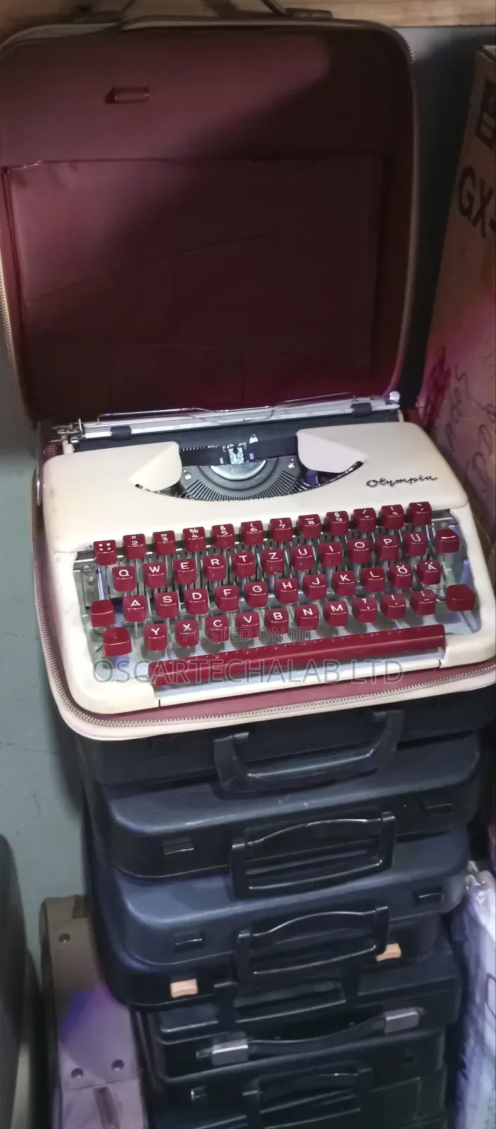 Olivetti Lettera 82 Portable Manual Typewriter (In Box)