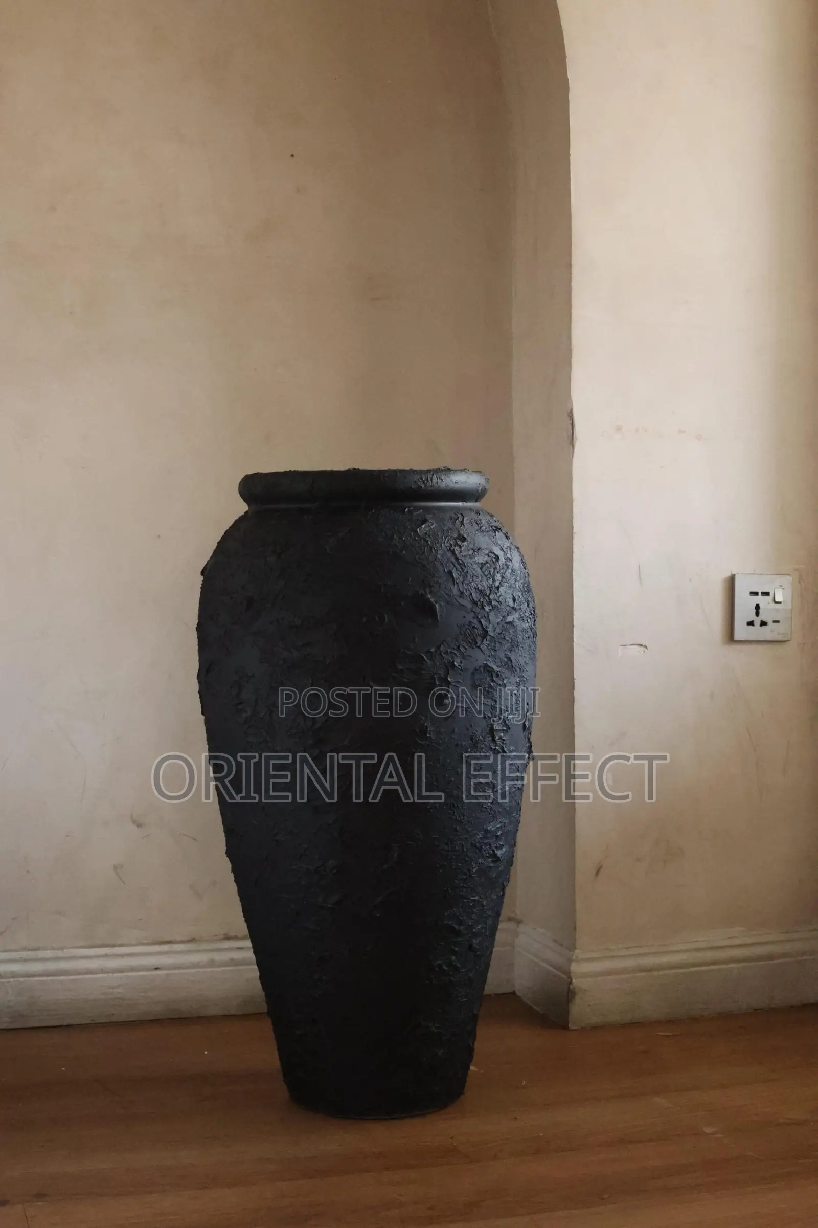 Small Nyx Pot (Textured Black)
