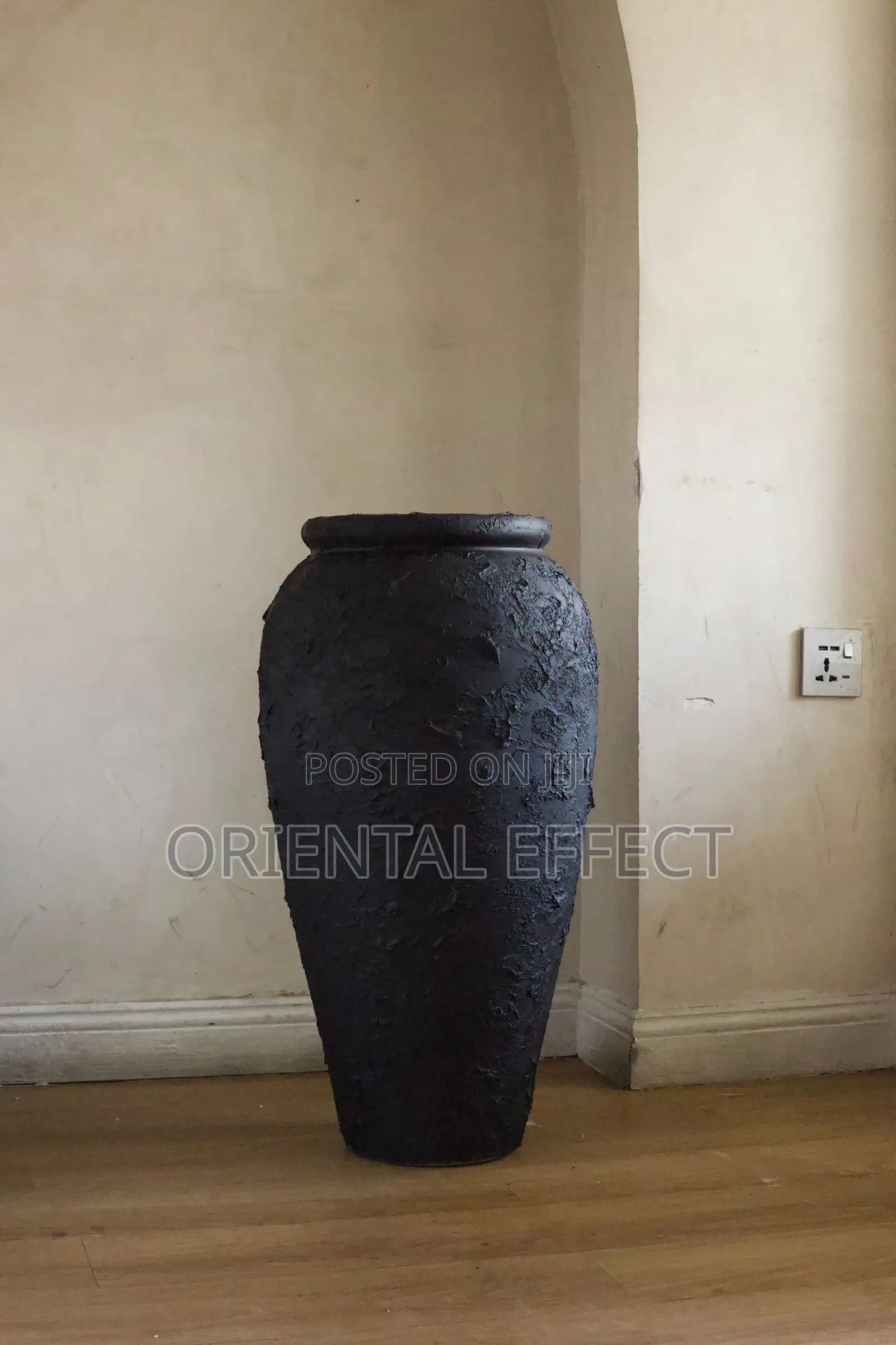 Small Nyx Pot (Textured Black)
