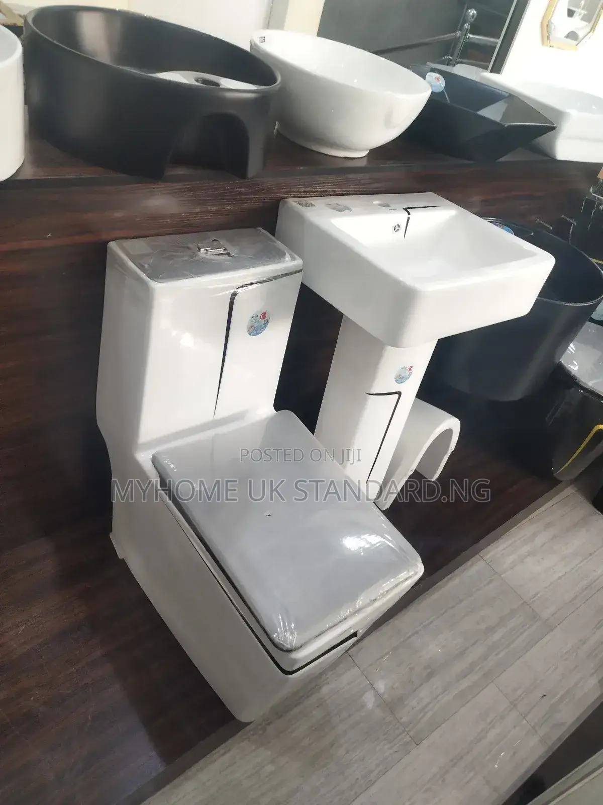 England Close Couple Water Closet (Black and White)