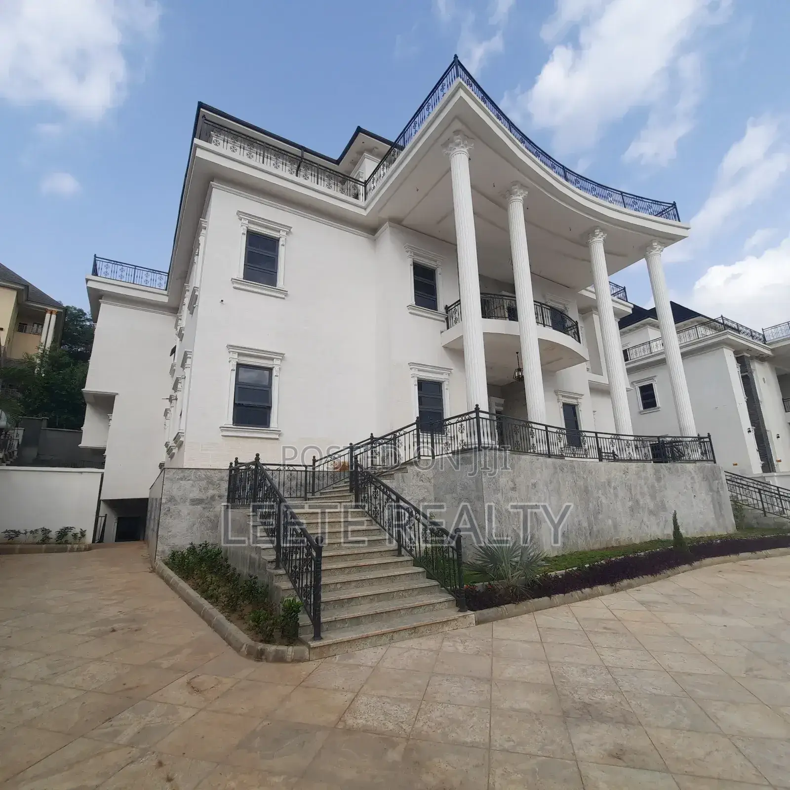 9bdrm Maisonette in Maitama for sale