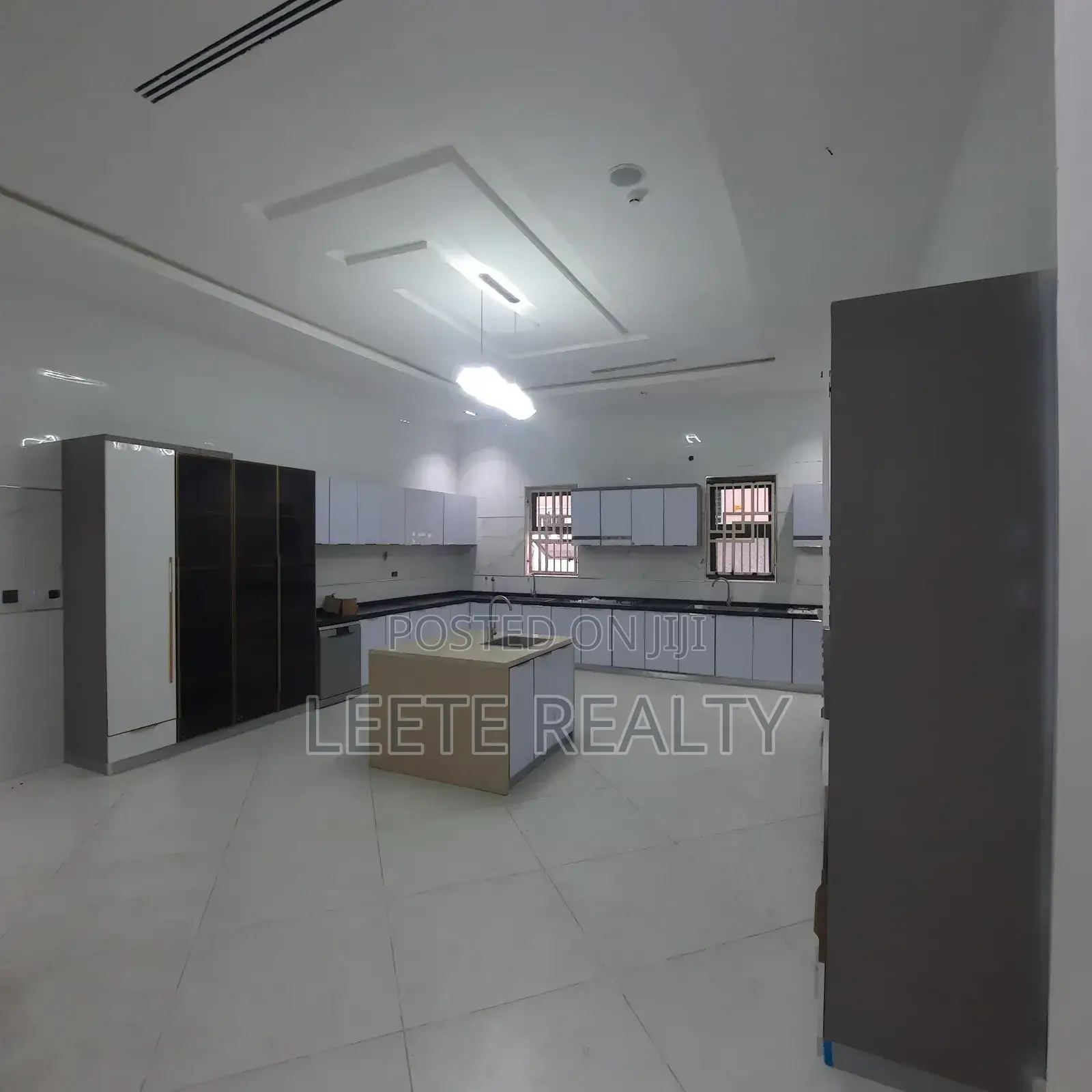 9bdrm Maisonette in Maitama for sale