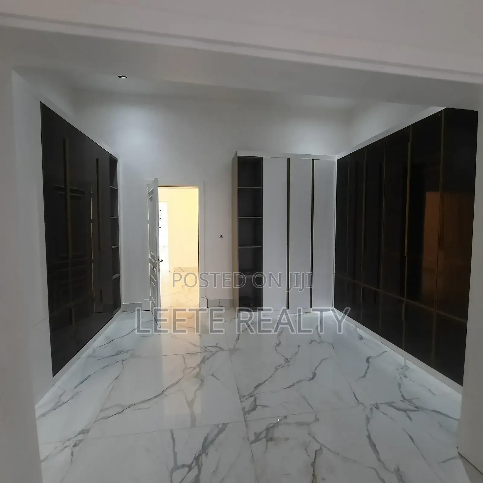 9bdrm Maisonette in Maitama for sale