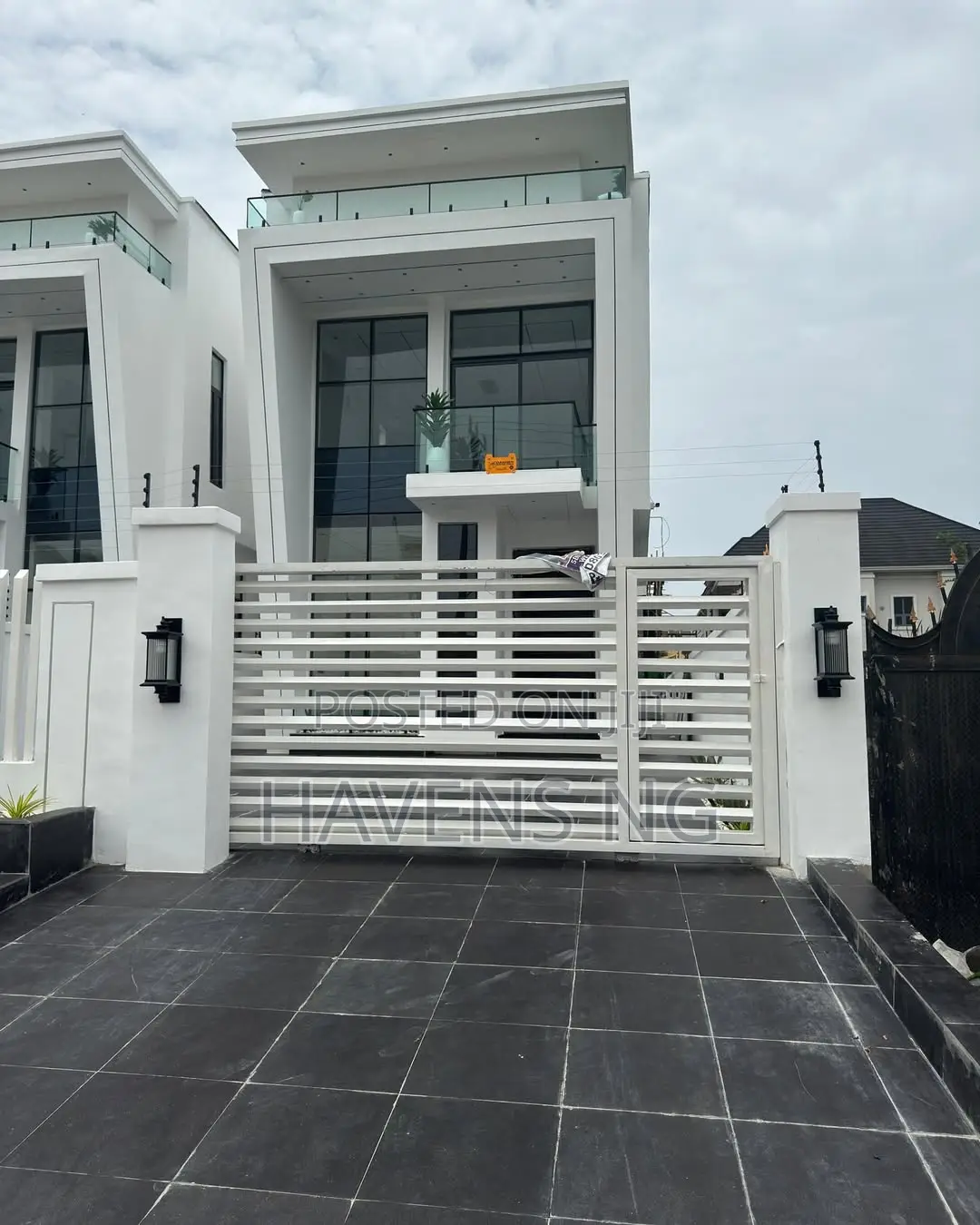 5bdrm Duplex in Chevron for sale