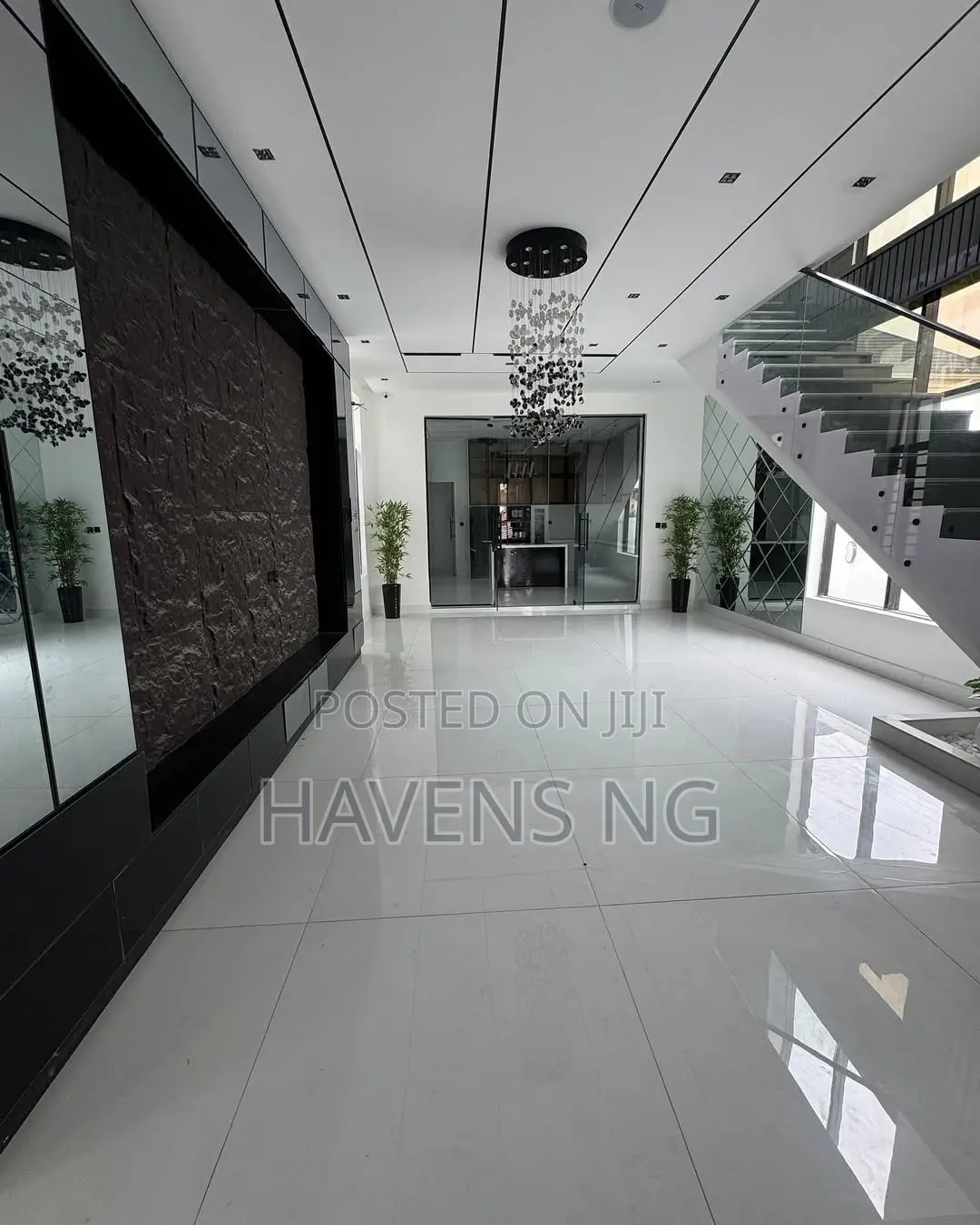 5bdrm Duplex in Chevron for sale