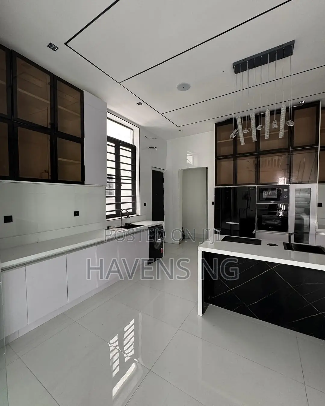5bdrm Duplex in Chevron for sale