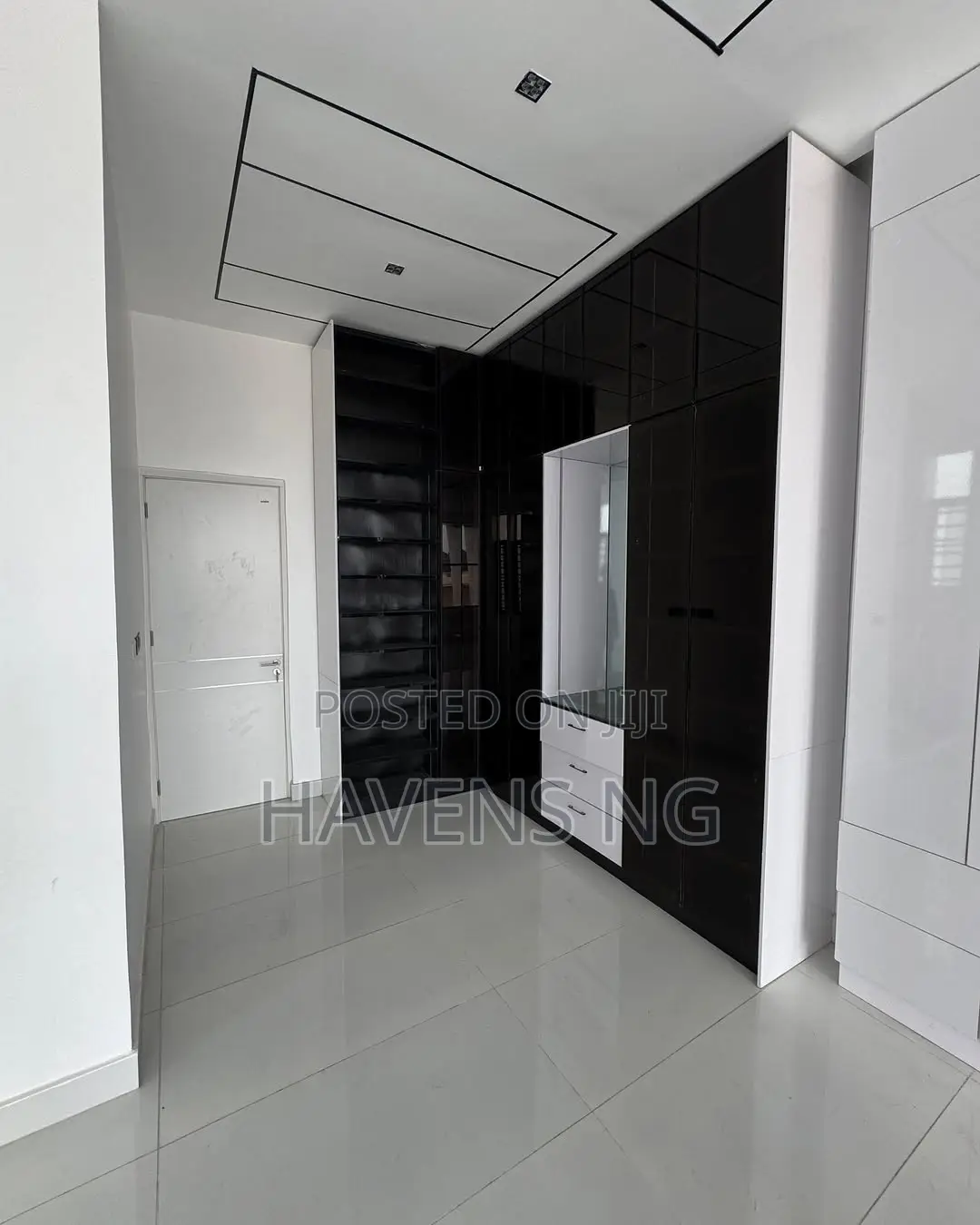 5bdrm Duplex in Chevron for sale