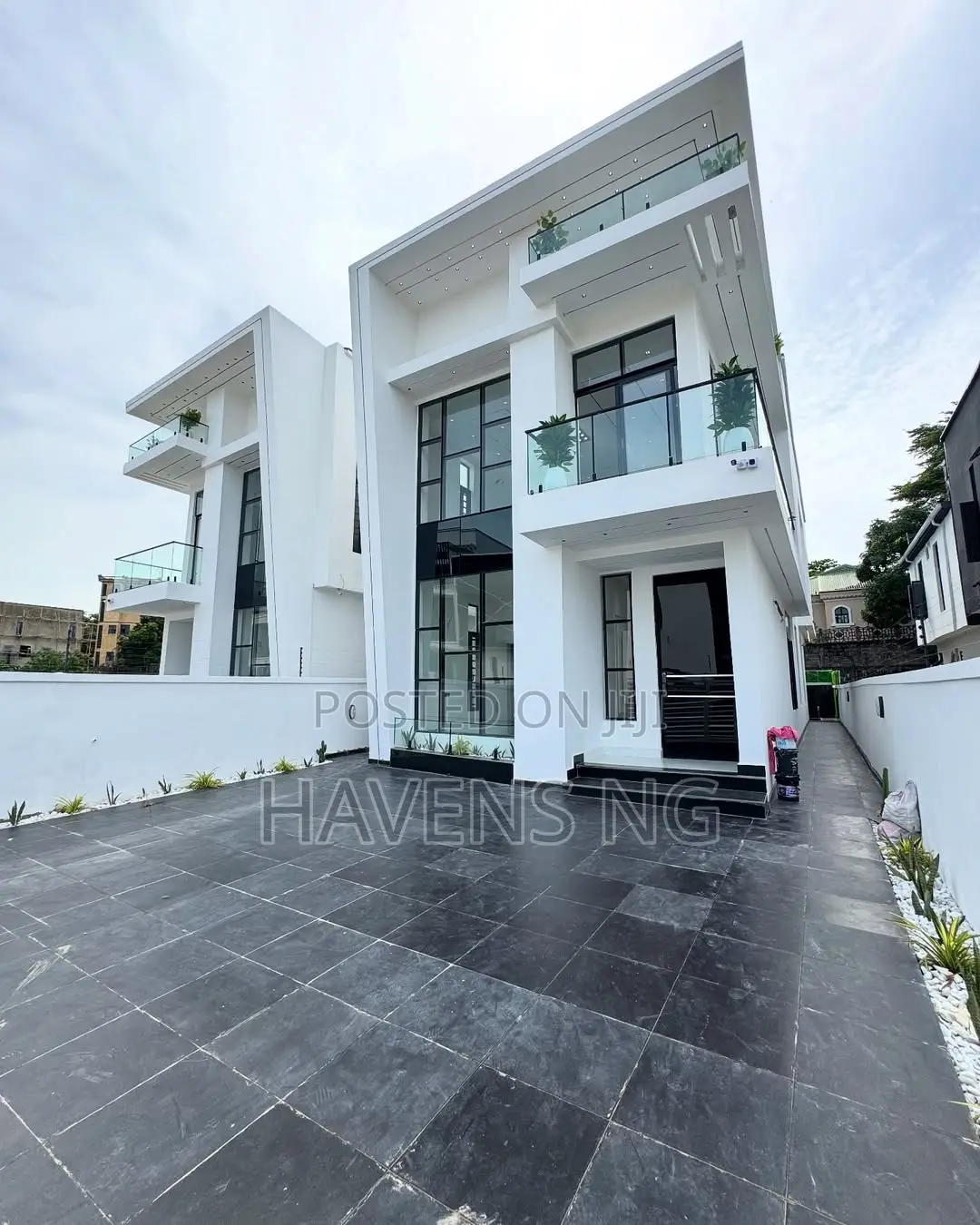5bdrm Duplex in Chevron for sale