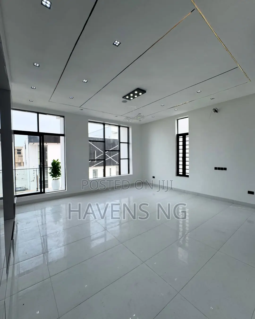 5bdrm Duplex in Chevron for sale