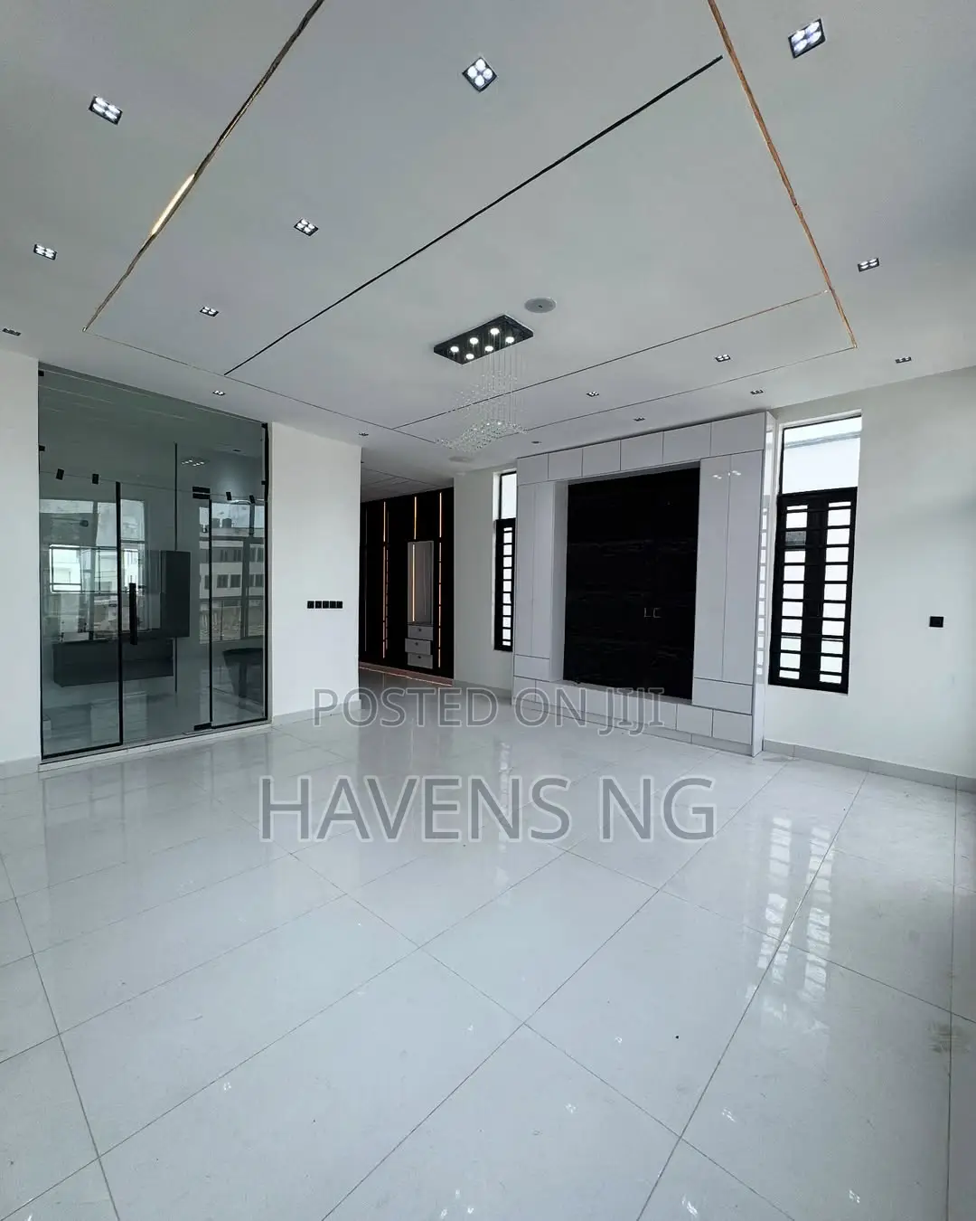 5bdrm Duplex in Chevron for sale