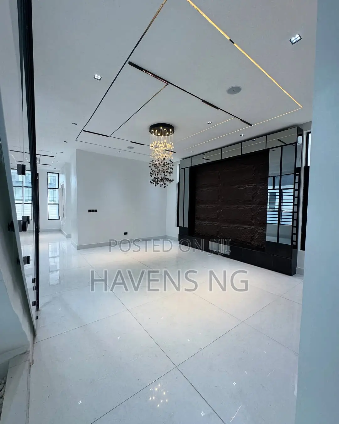 5bdrm Duplex in Chevron for sale