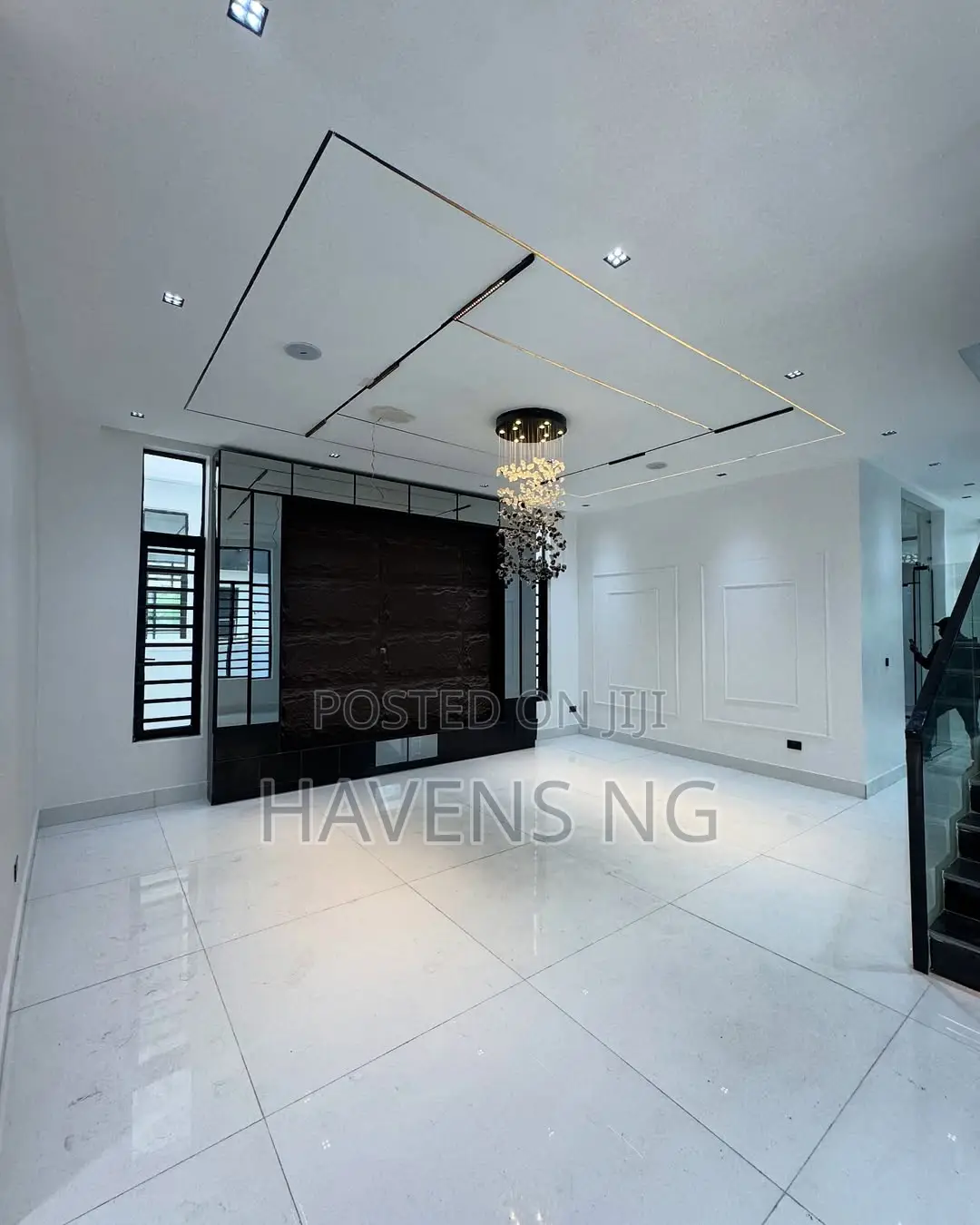 5bdrm Duplex in Chevron for sale
