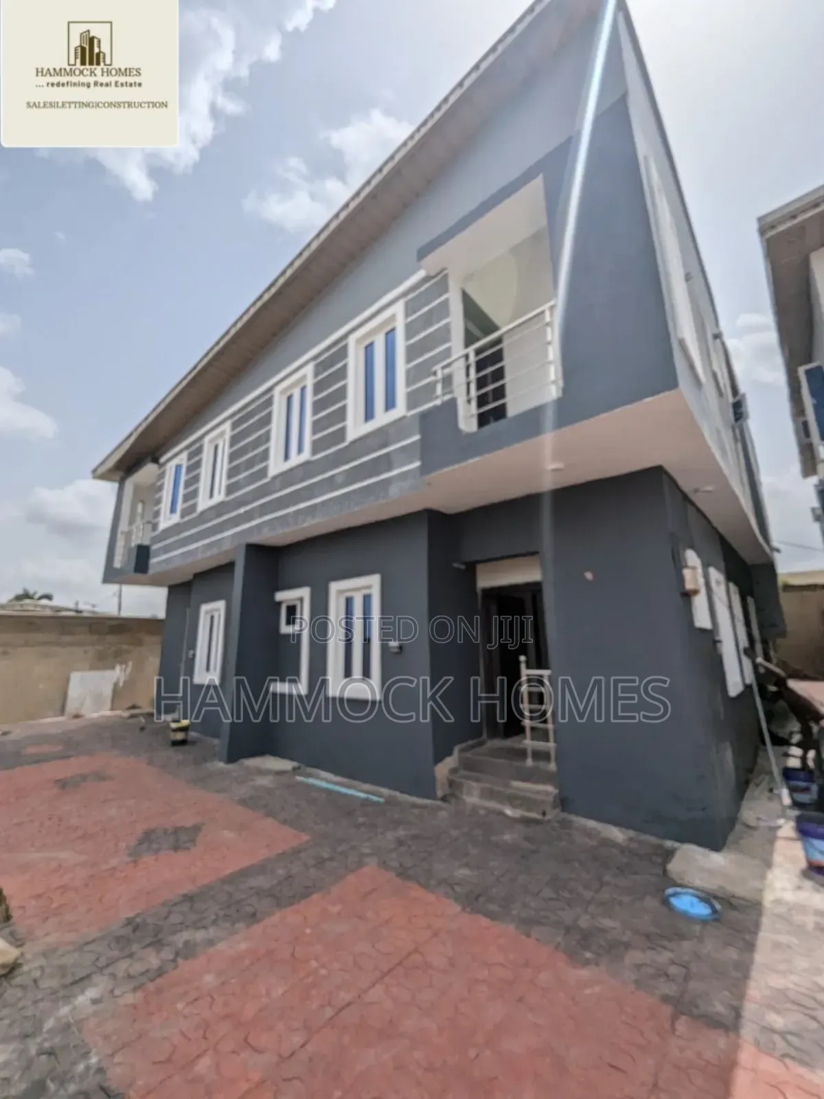 8bdrm Duplex in Old Bodija Estate for sale