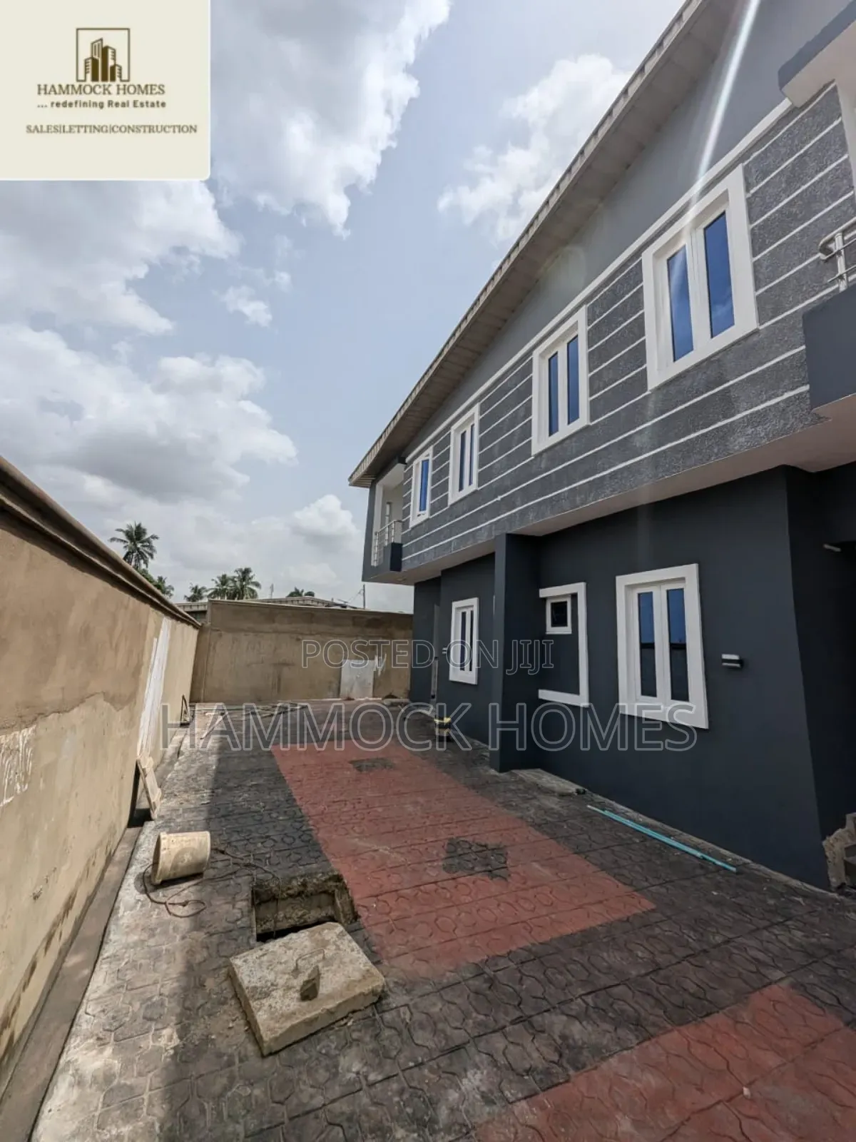 8bdrm Duplex in Old Bodija Estate for sale