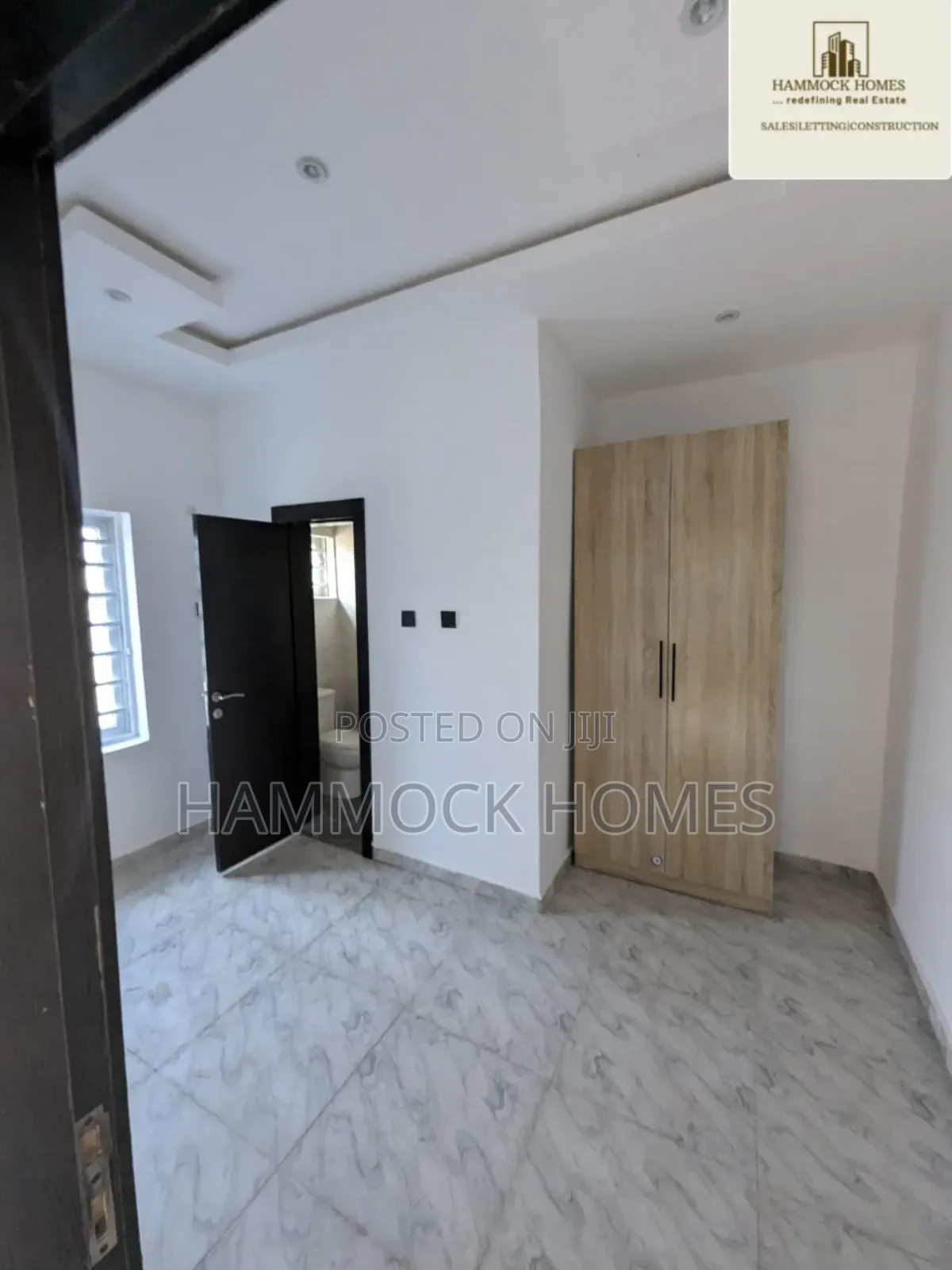 8bdrm Duplex in Old Bodija Estate for sale