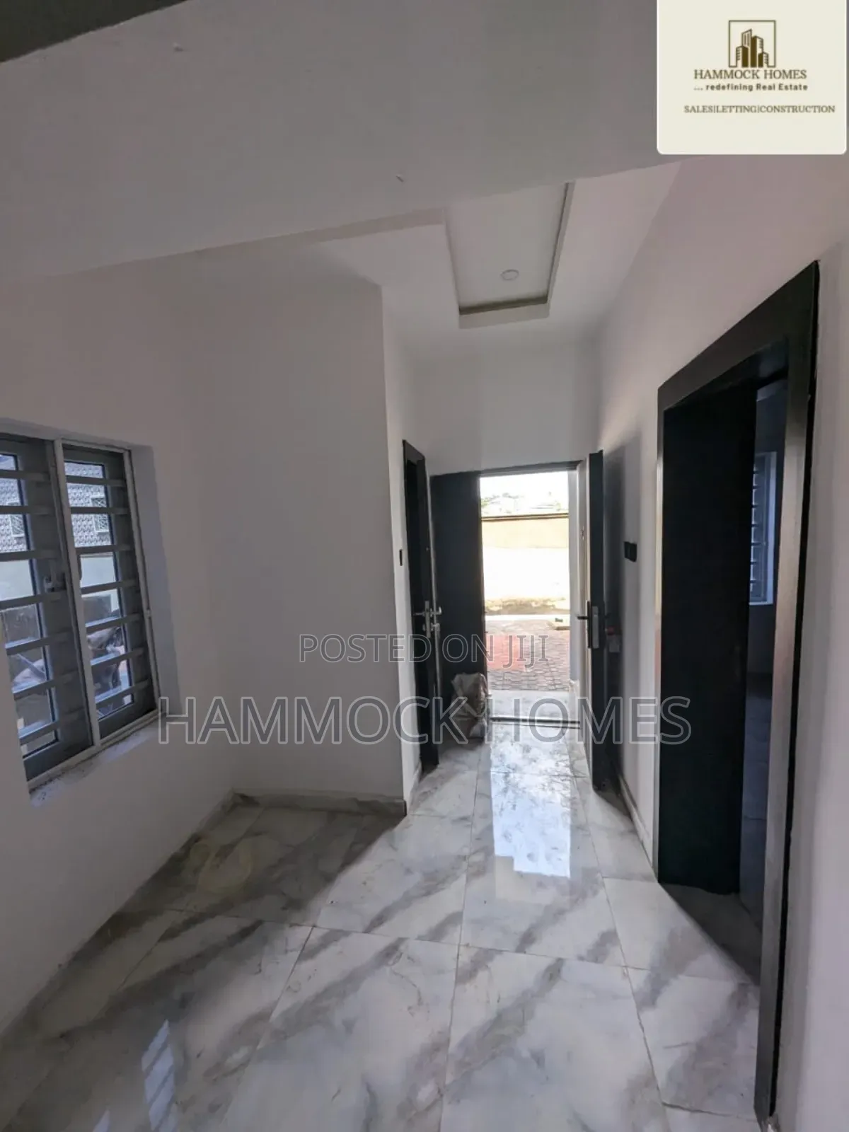 8bdrm Duplex in Old Bodija Estate for sale