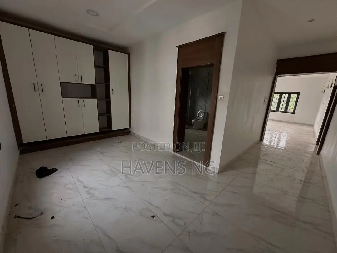7bdrm Duplex in Kaura for sale