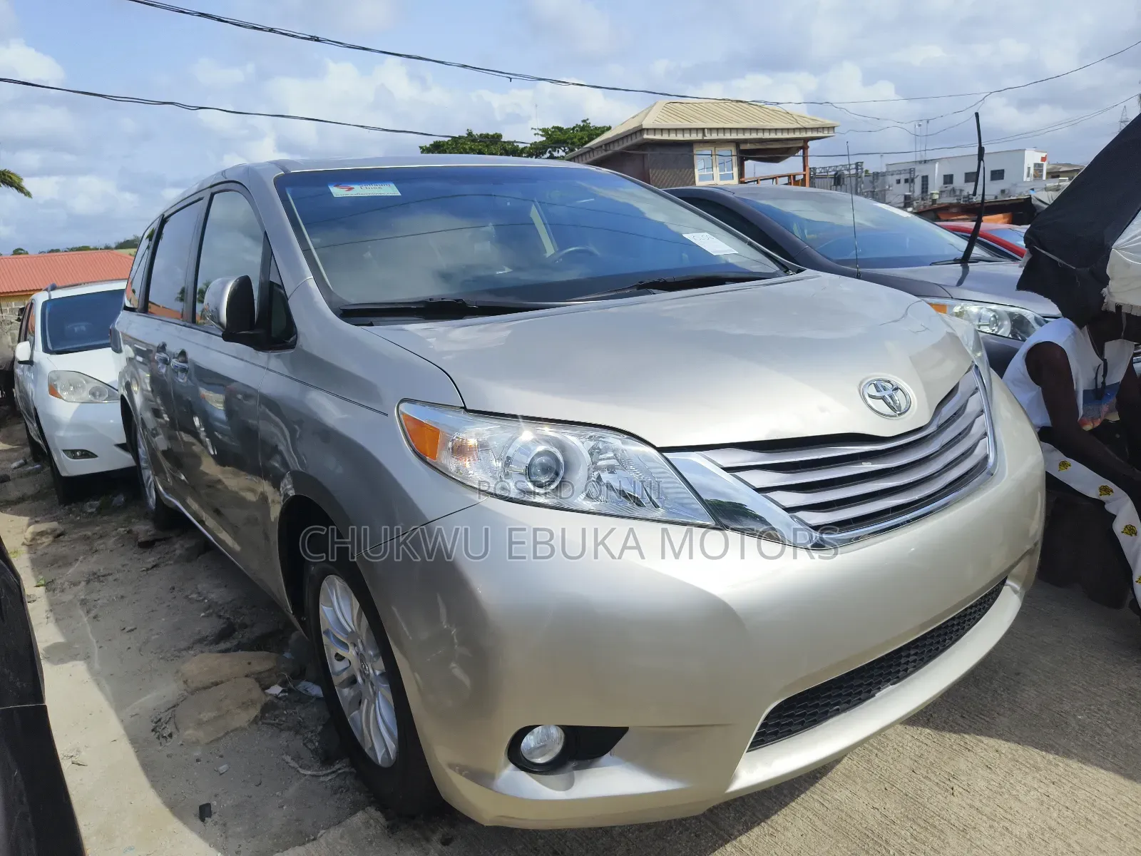 Toyota Sienna XLE 8 Passenger (3.5L 6cyl 6A) 2016 Gold