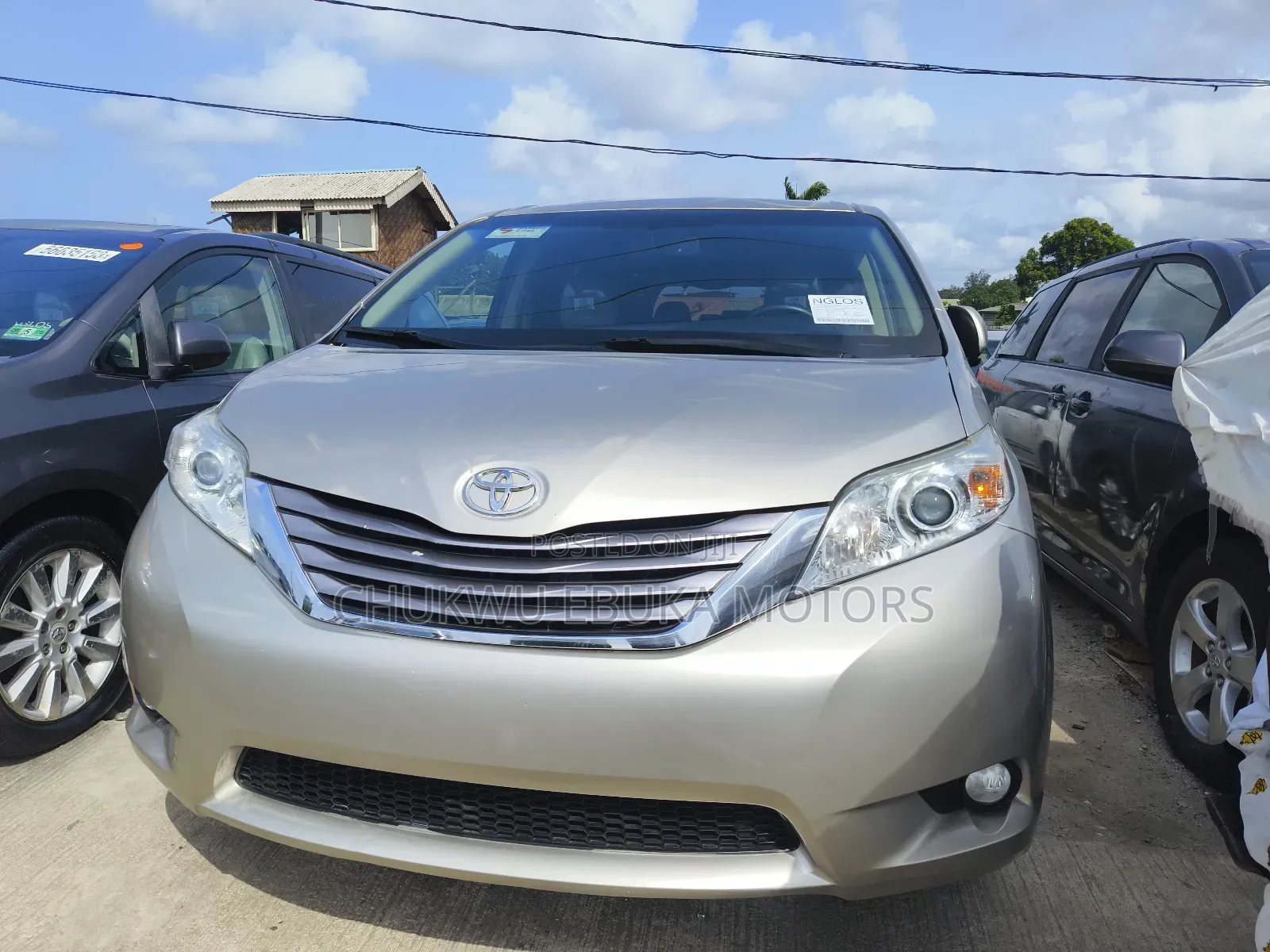 Toyota Sienna XLE 8 Passenger (3.5L 6cyl 6A) 2016 Gold