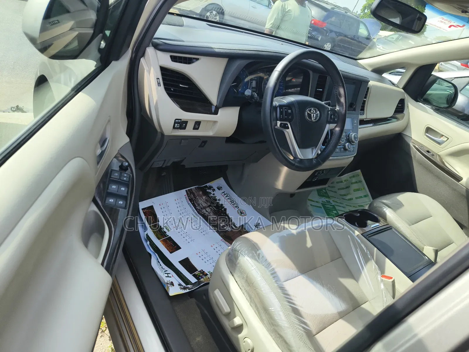 Toyota Sienna XLE 8 Passenger (3.5L 6cyl 6A) 2016 Gold