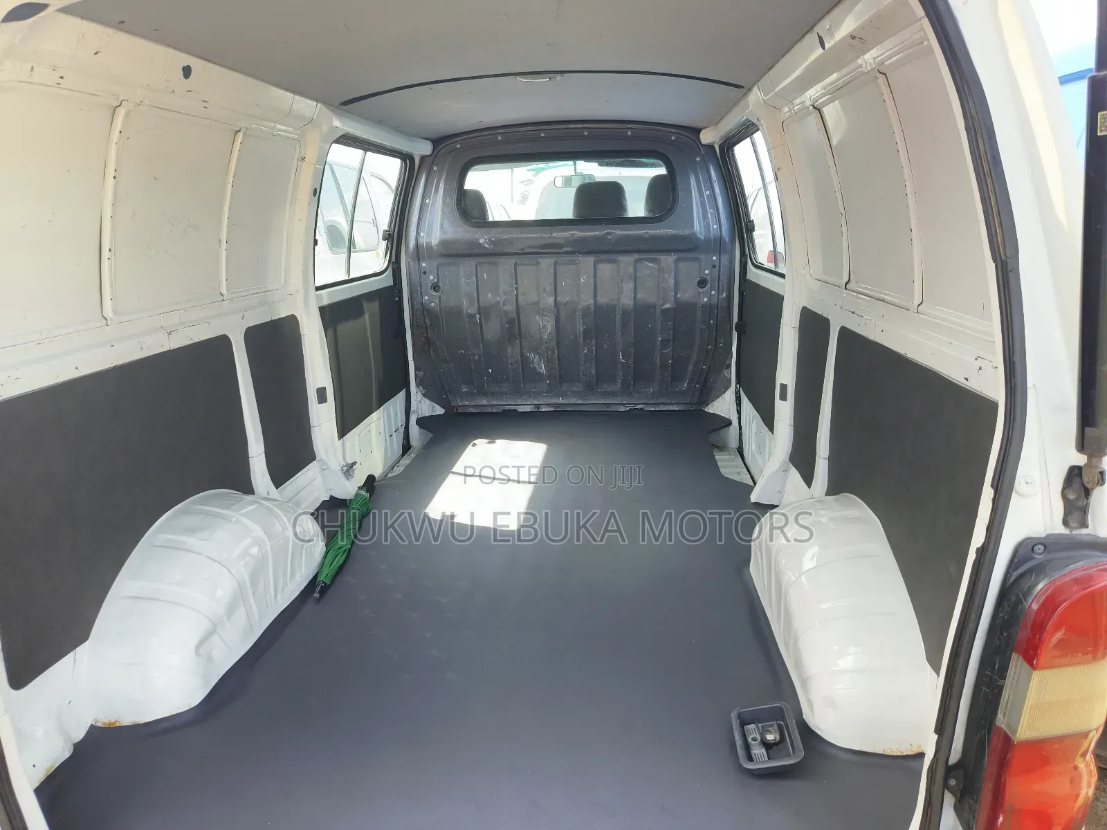 Toyota HiAce 2002 White
