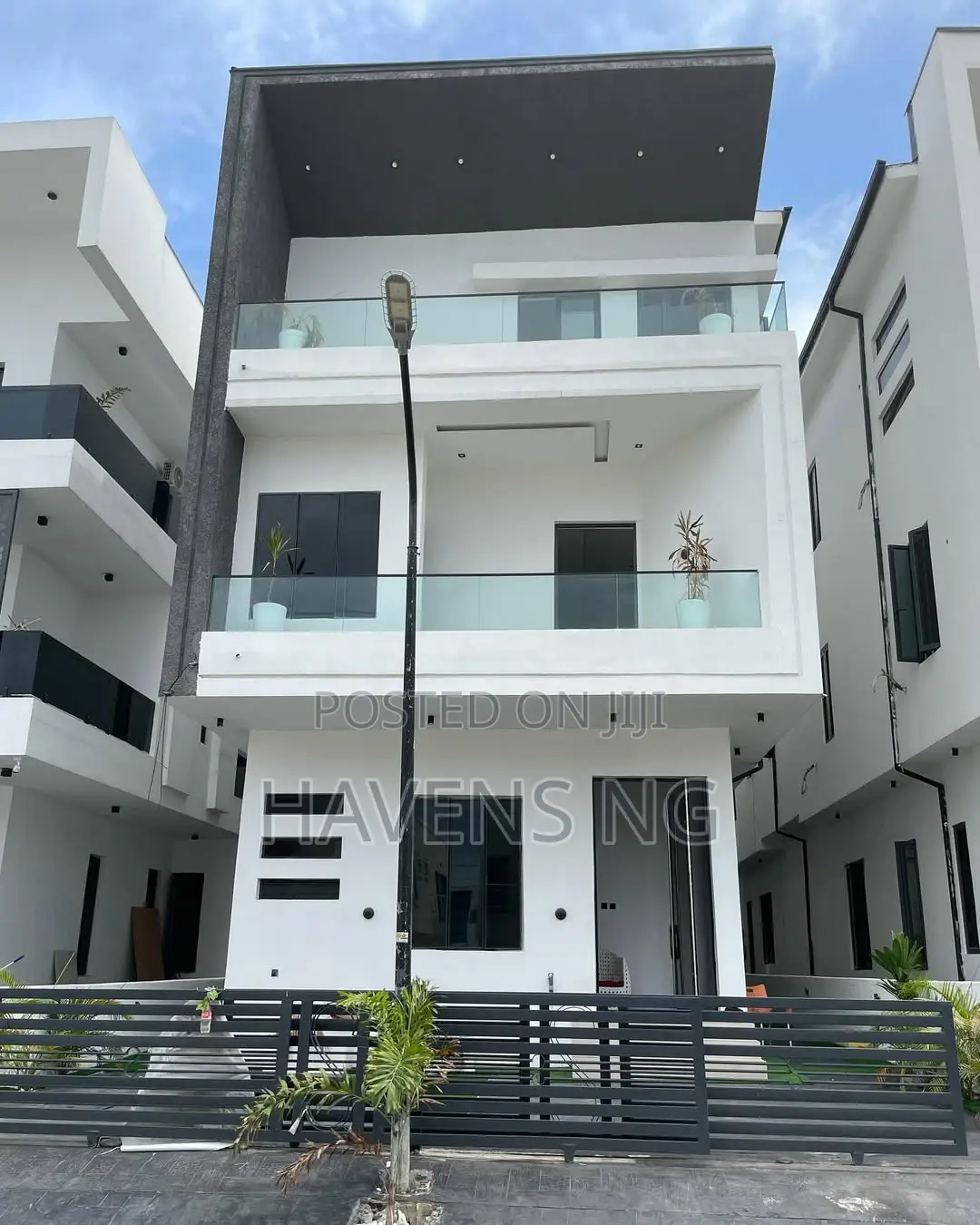 5bdrm Duplex in Chevron for sale
