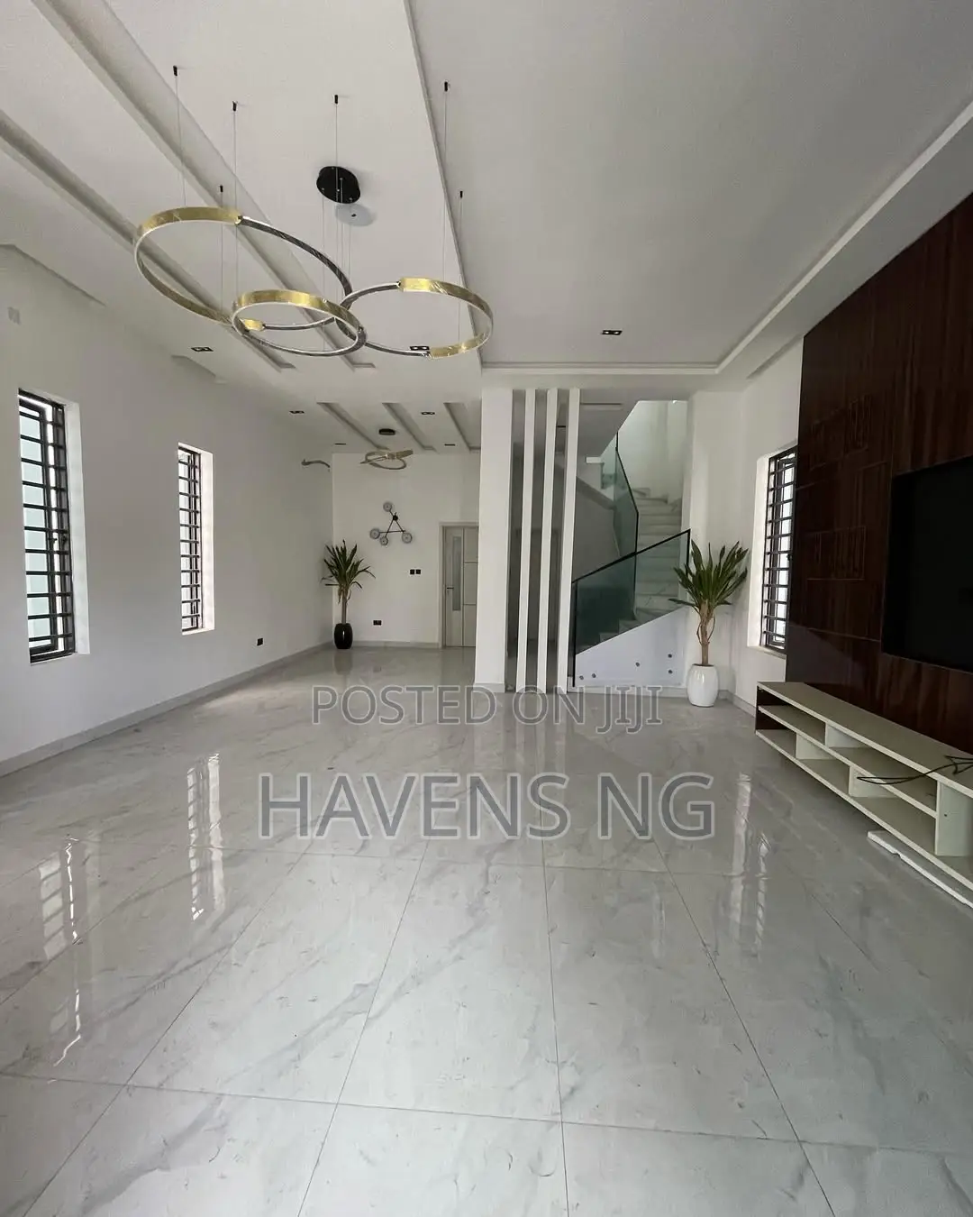 5bdrm Duplex in Chevron for sale