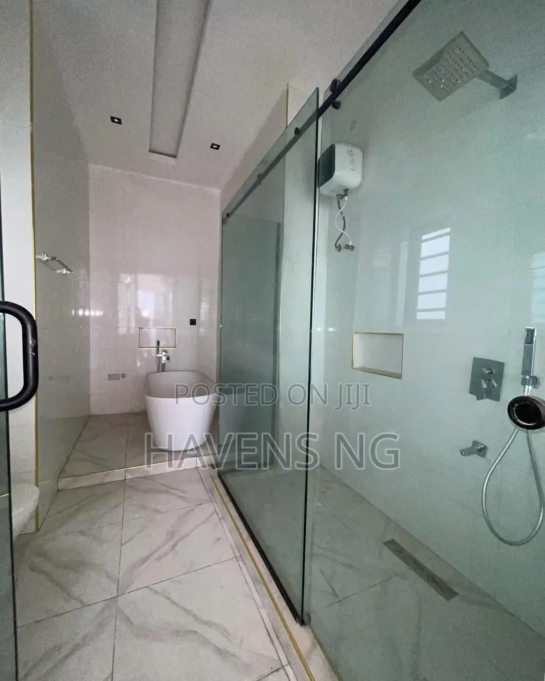 5bdrm Duplex in Chevron for sale
