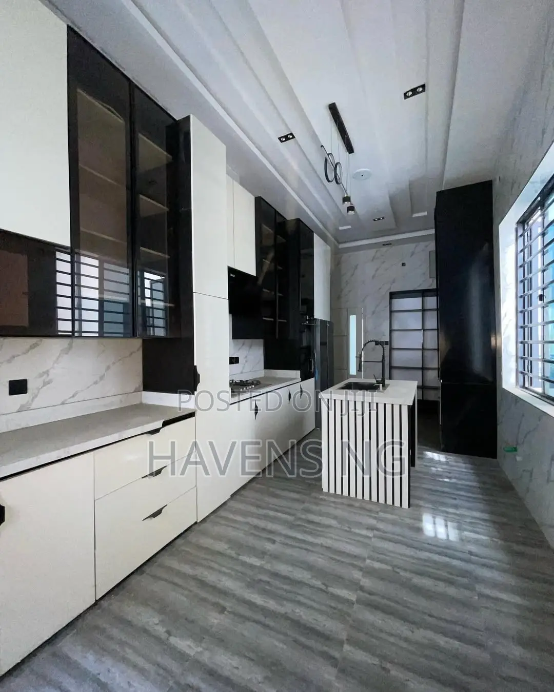 5bdrm Duplex in Chevron for sale