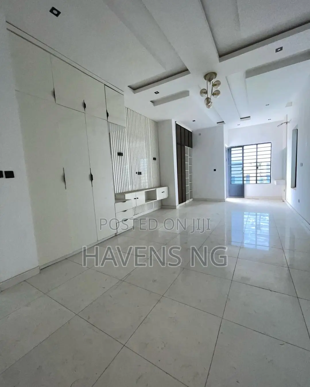 5bdrm Duplex in Chevron for sale