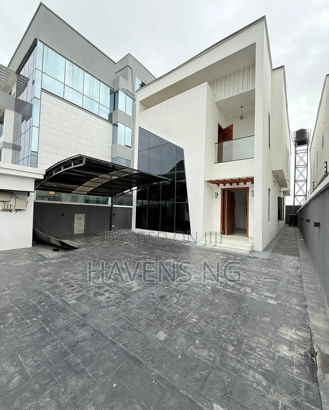 5bdrm Duplex in Chevron for sale