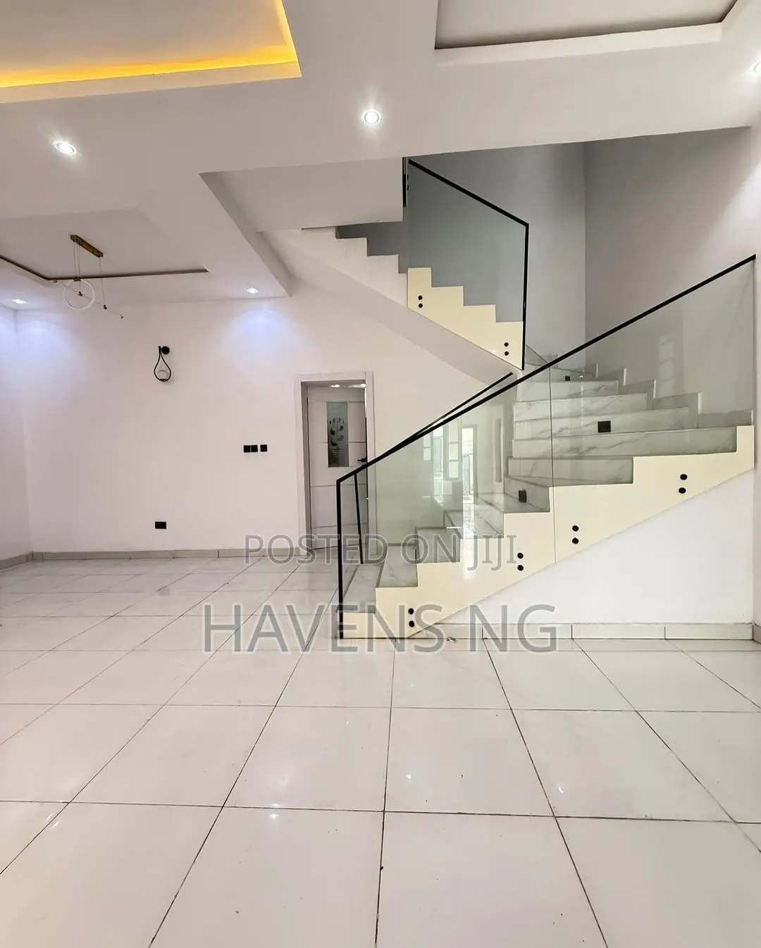 5bdrm Duplex in Chevron for sale