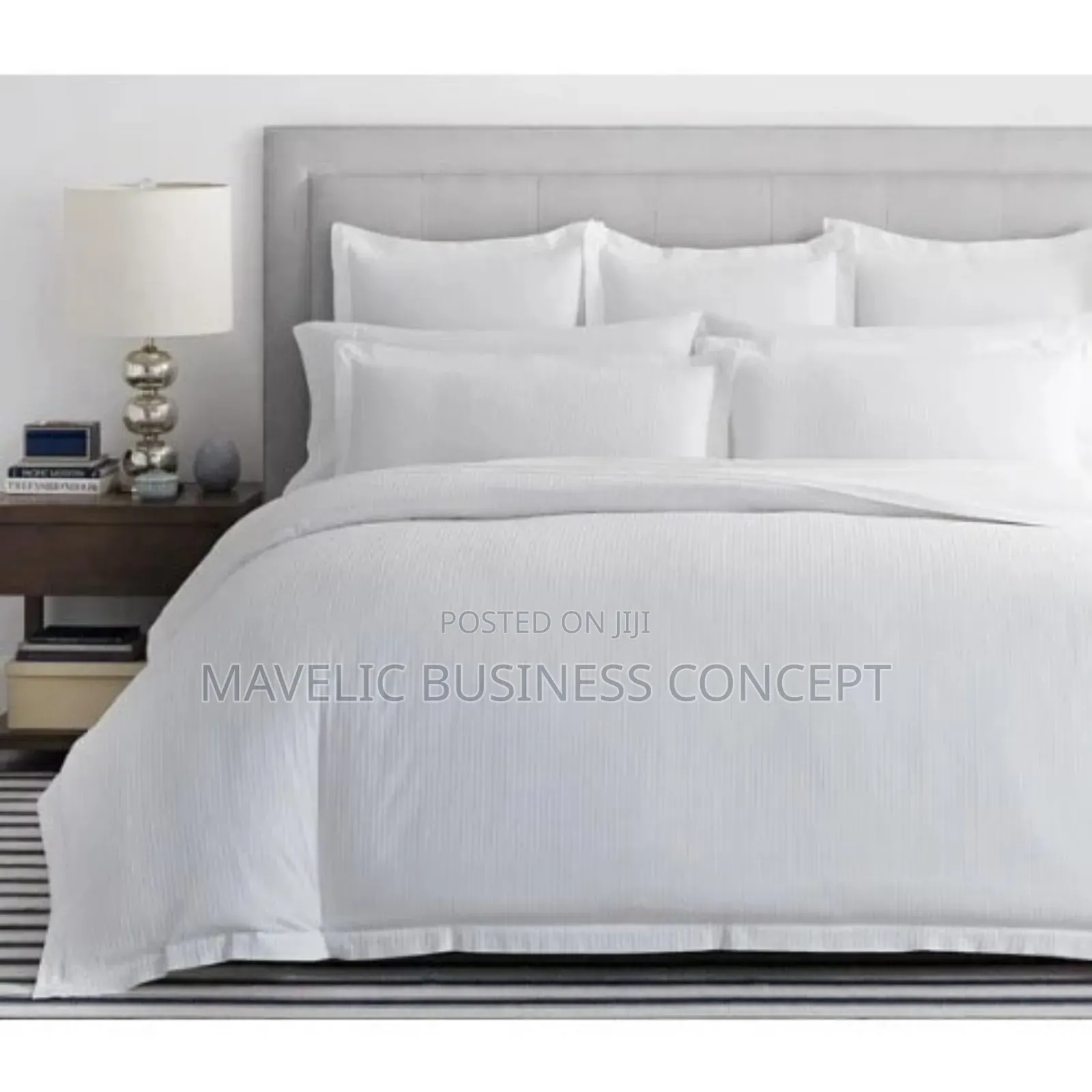 Plain White Duvets With Bedsheet and Four Pillowcases