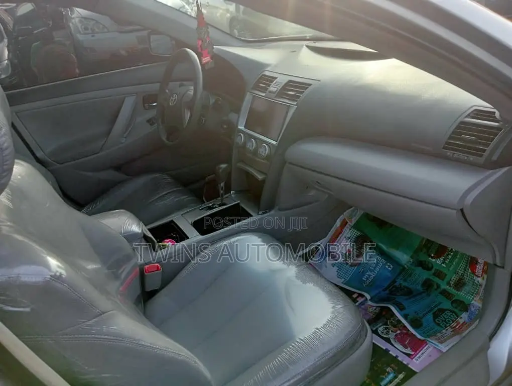 Toyota Camry LE 4dr Sedan (2.5L 4cyl 6AM) 2010 Silver