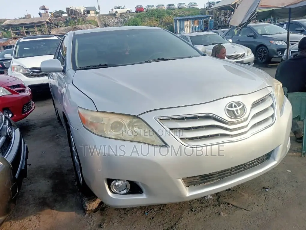 Toyota Camry LE 4dr Sedan (2.5L 4cyl 6AM) 2010 Silver