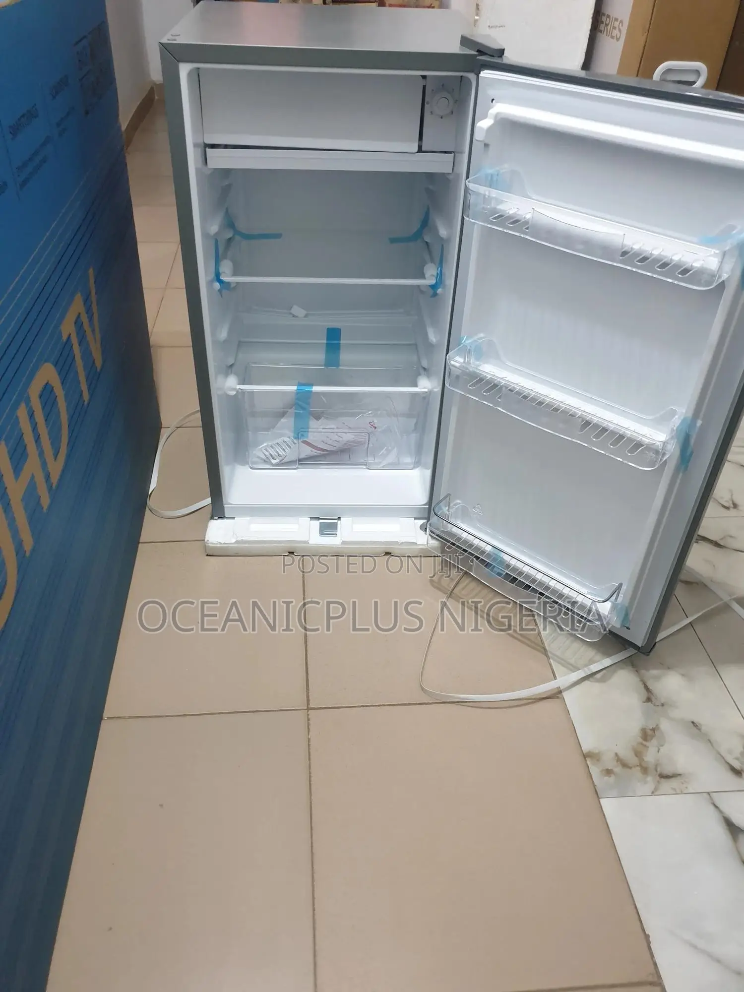Chill in Style With the Aeon 90l Refrigerator (Ars100g) Sd