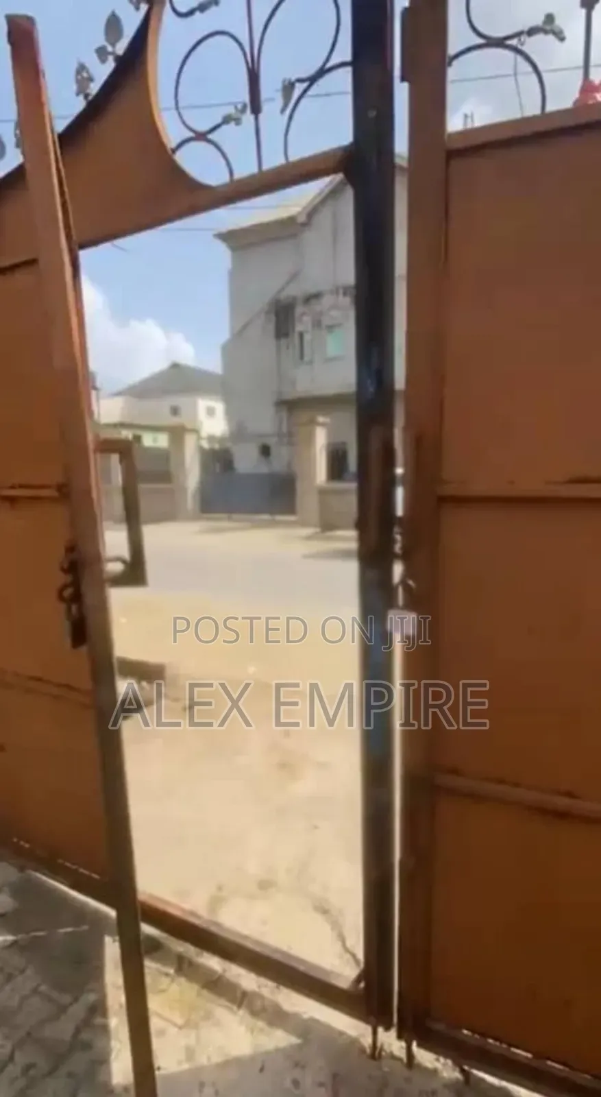 3bdrm Block of Flats in Okota for sale