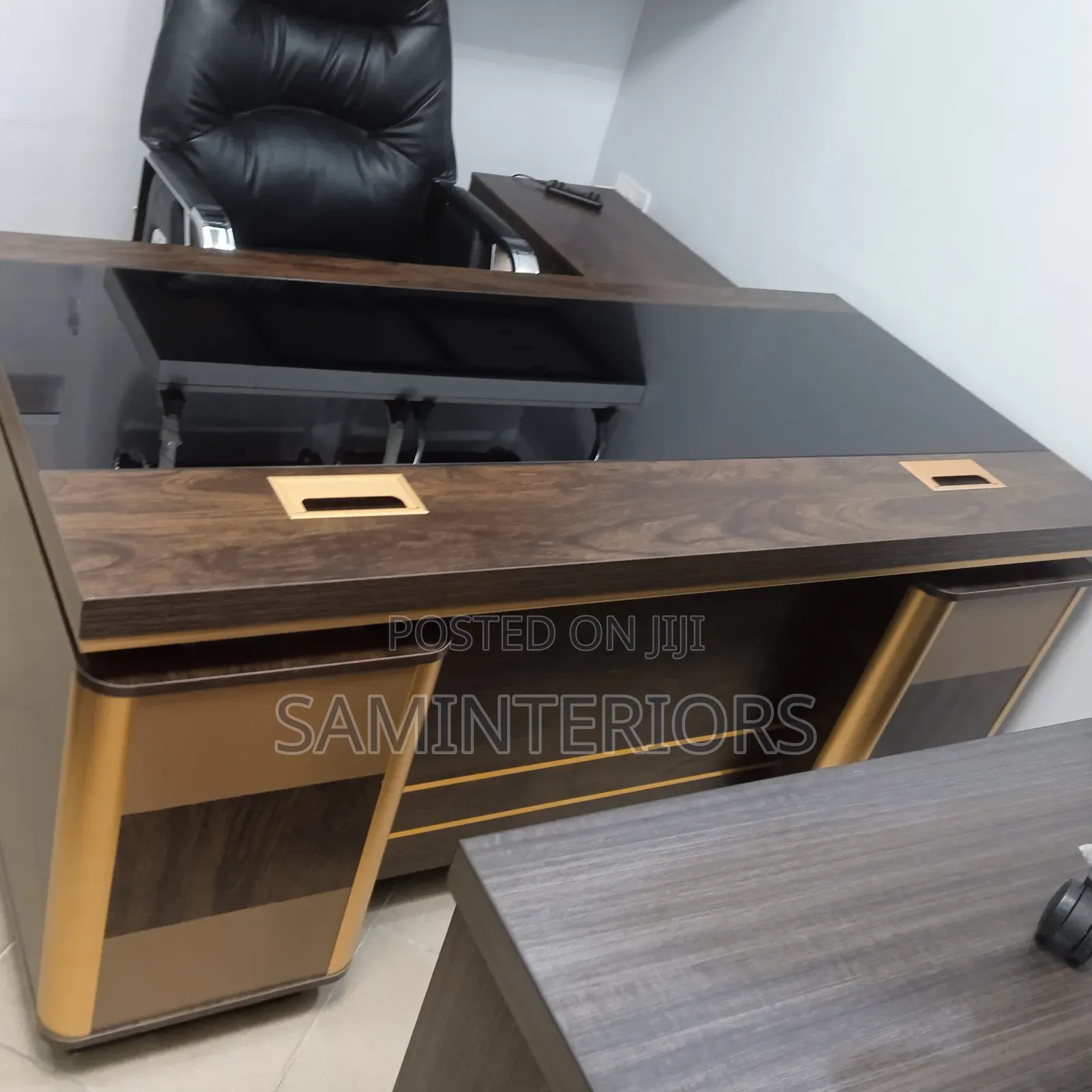 New Executive and Durable Office Desk