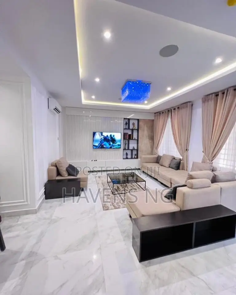 Beautiful 4-Bedroom Duplex With Pool Snooker Board