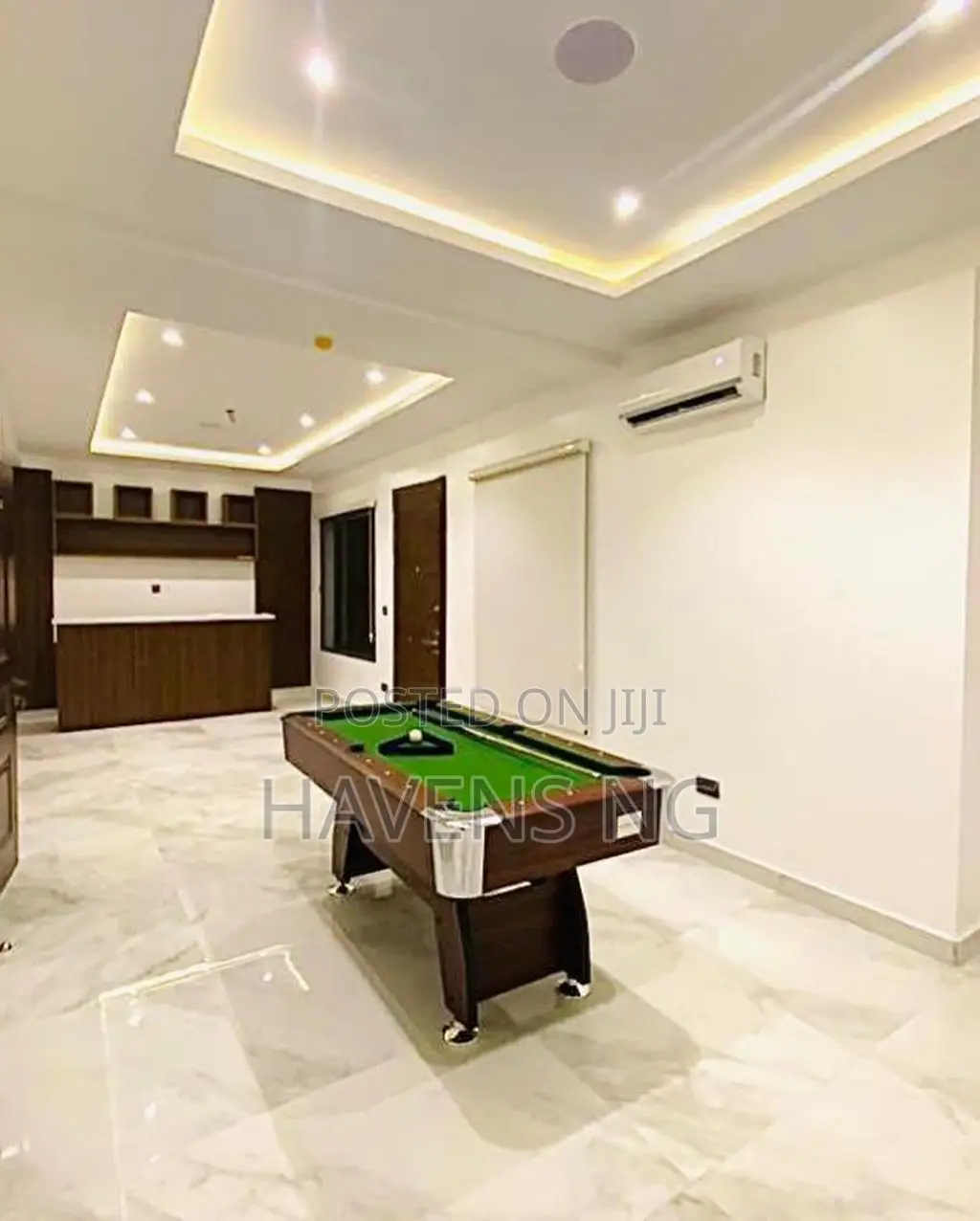 Beautiful 4-Bedroom Duplex With Pool Snooker Board
