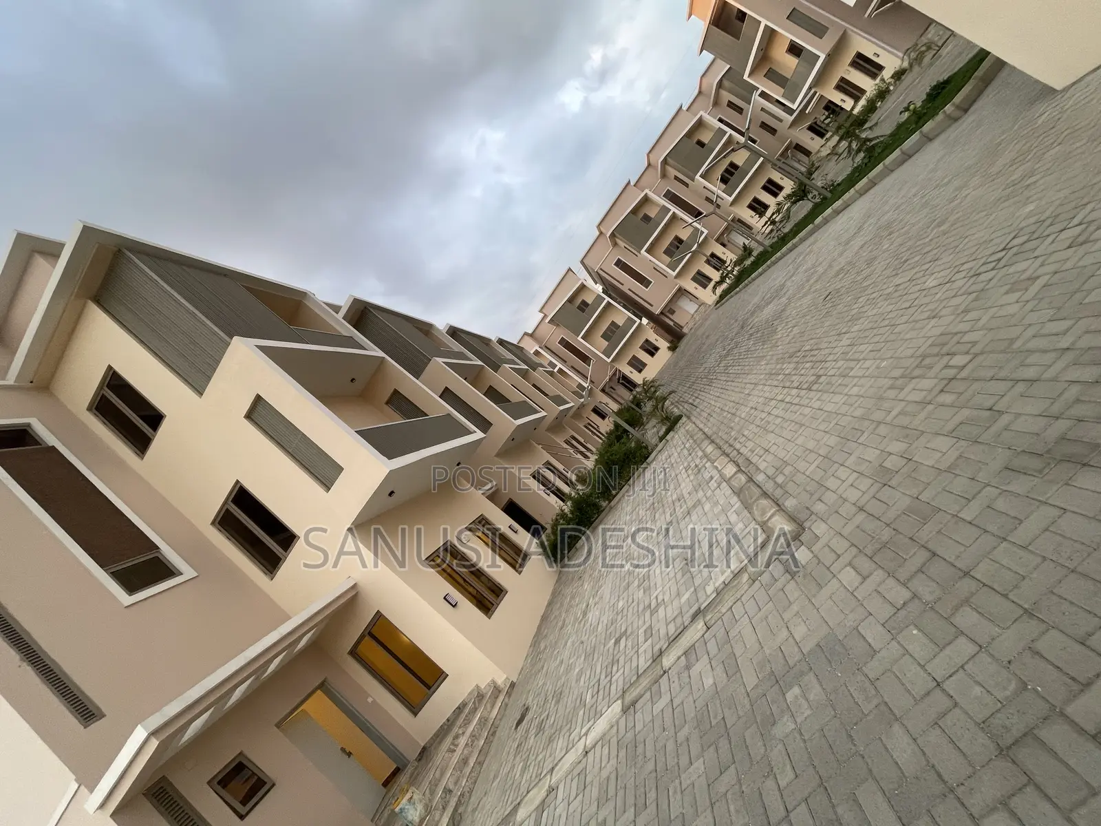 5bdrm Duplex in Dawaki for sale