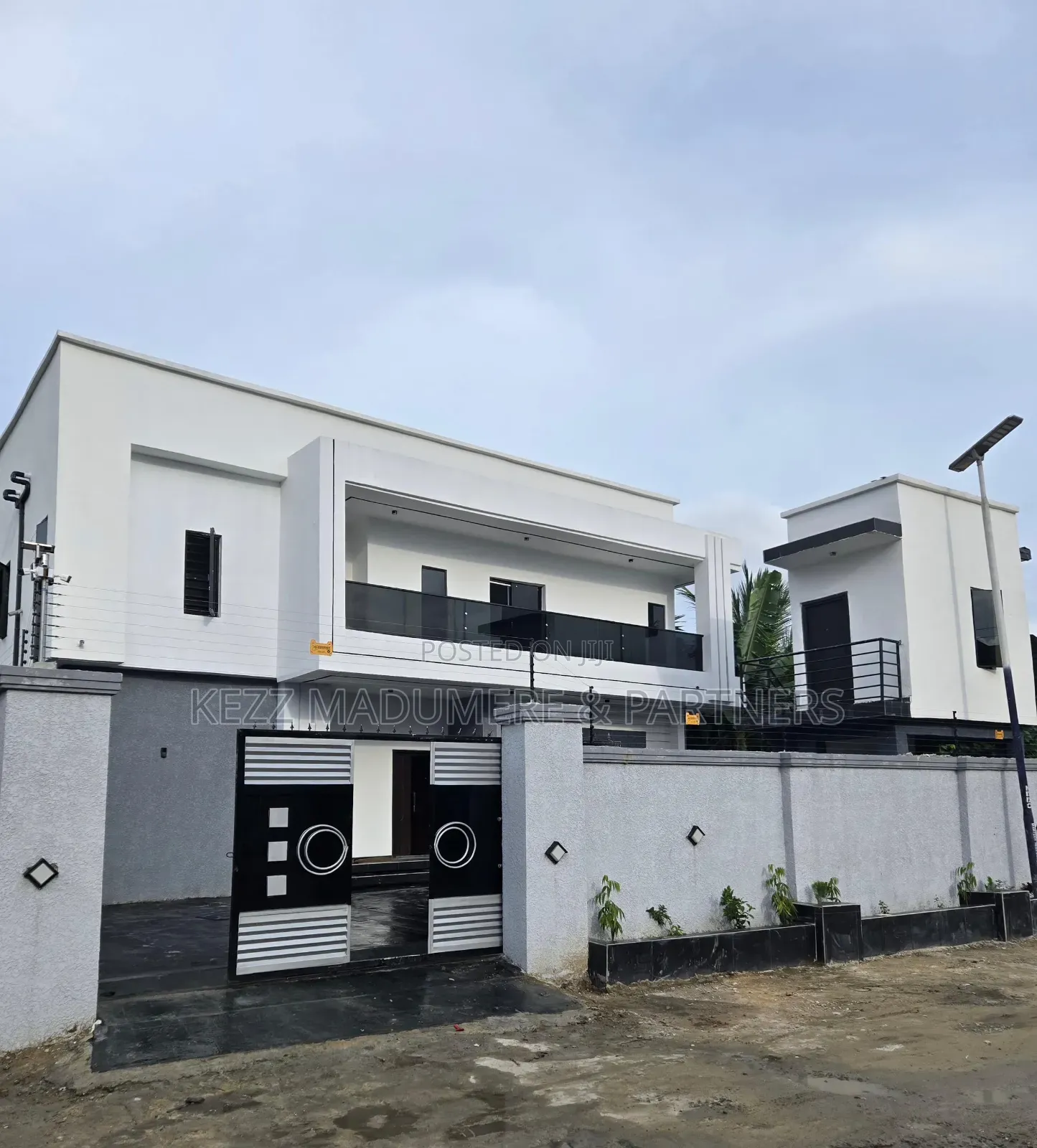 5bdrm Duplex in Gated Estate Nta for sale