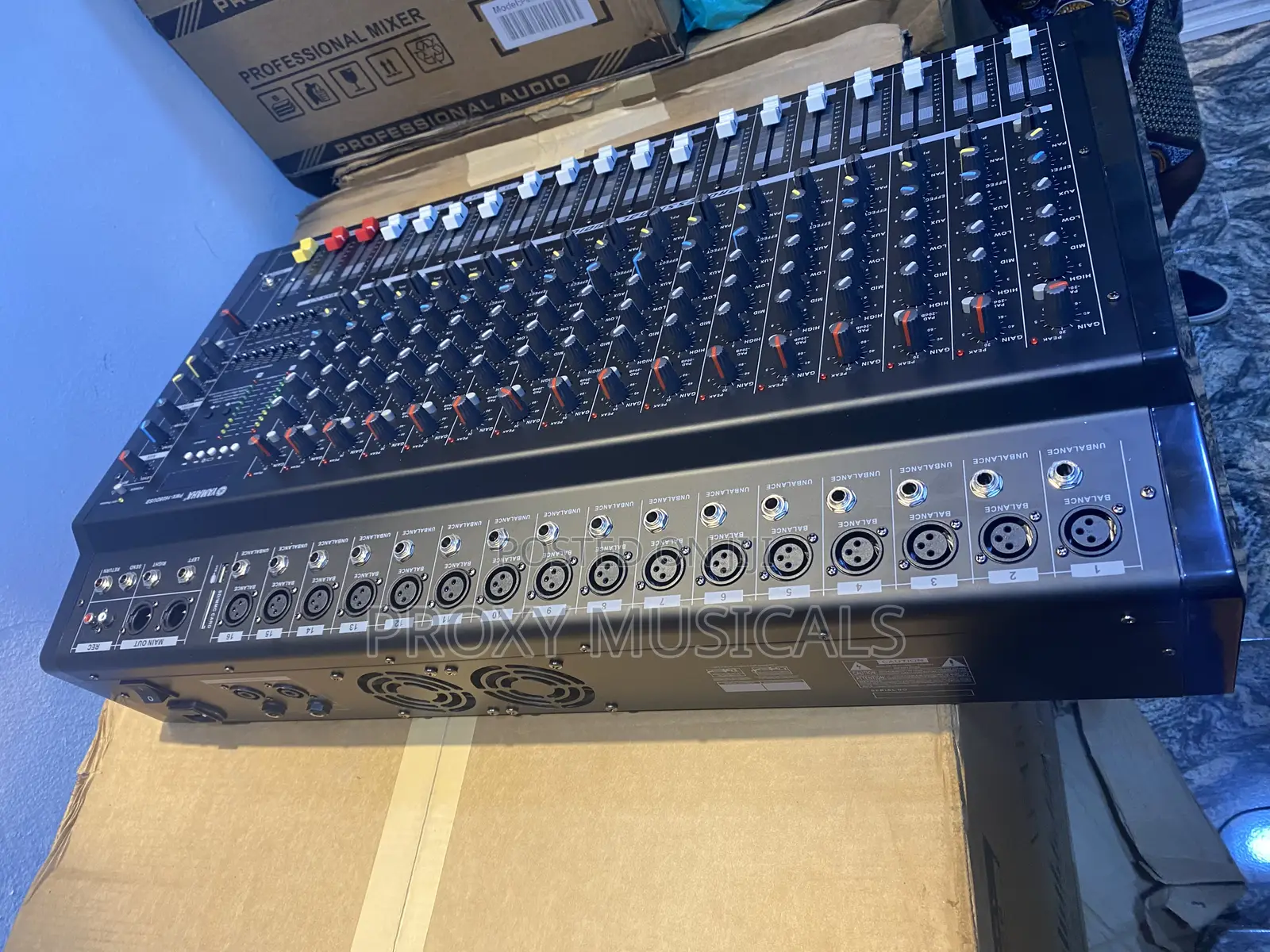 Yamaha 16 Channels Powered Mixer