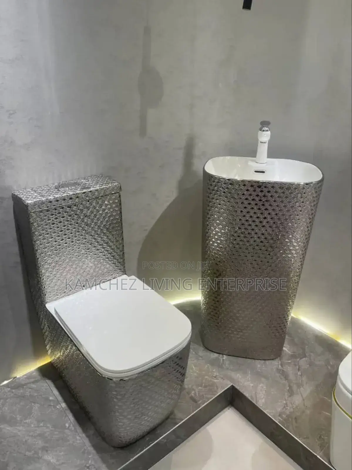 Textured One-Piece Water Closet Pedestal Basin Set