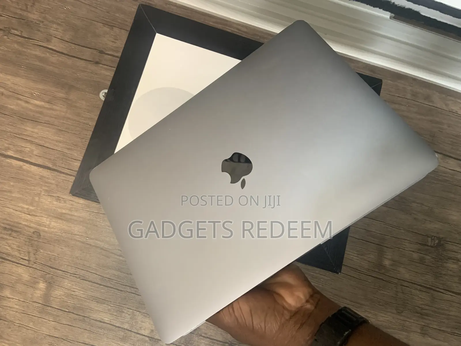 Laptop Apple MacBook Pro 2022 M2 8GB Apple M2 SSD 256GB