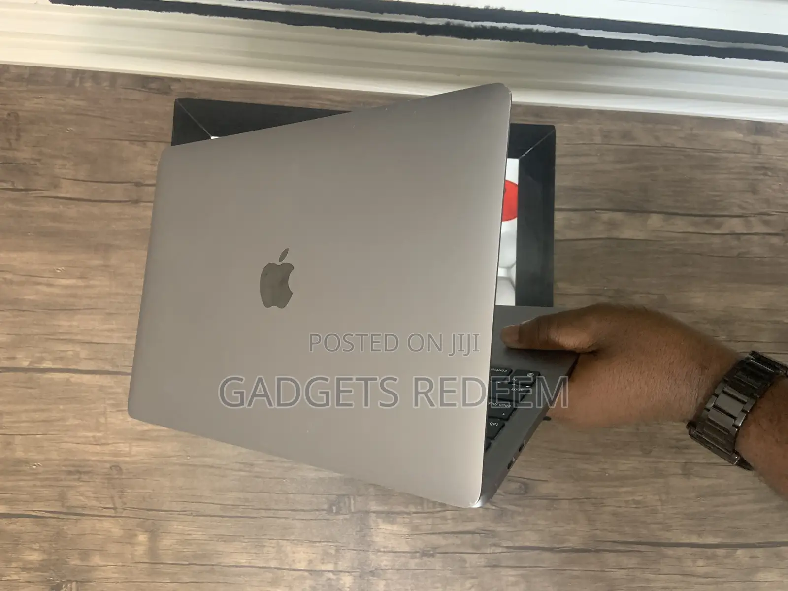Laptop Apple MacBook Pro 2022 M2 8GB Apple M2 SSD 256GB