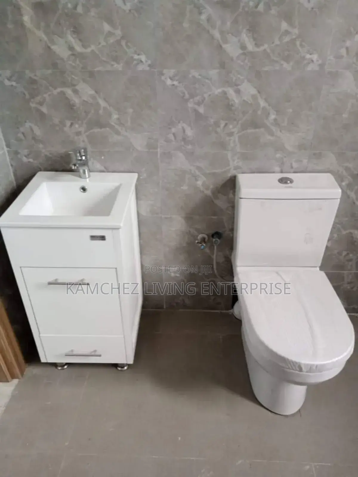 Modern White Water Closet With Vanity Sink Set – 61cm X 46cm