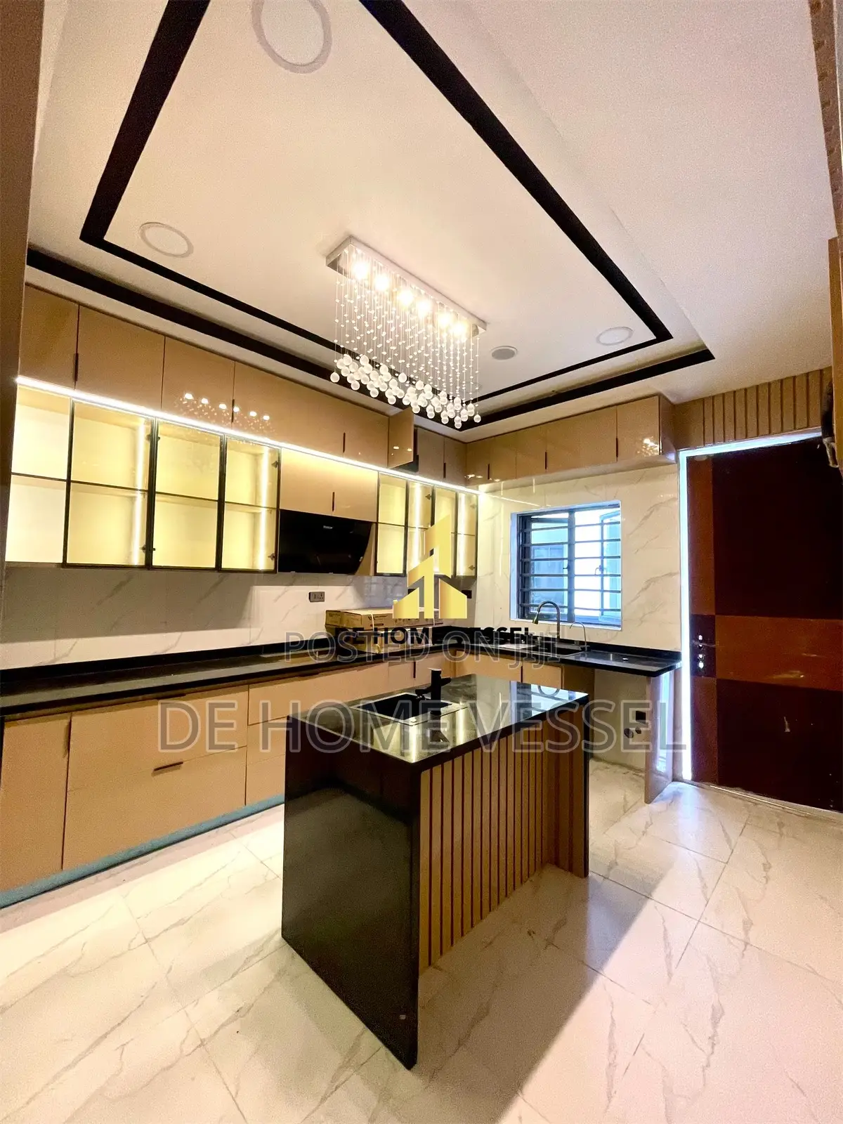 6bdrm Duplex in Chevron for sale